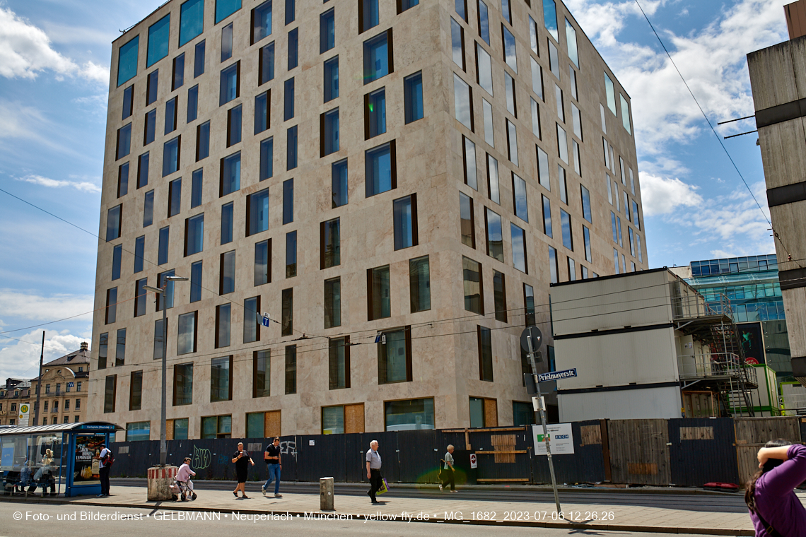 06.07.2023 - das Luxushotel Königshof verliert sein Gerüst