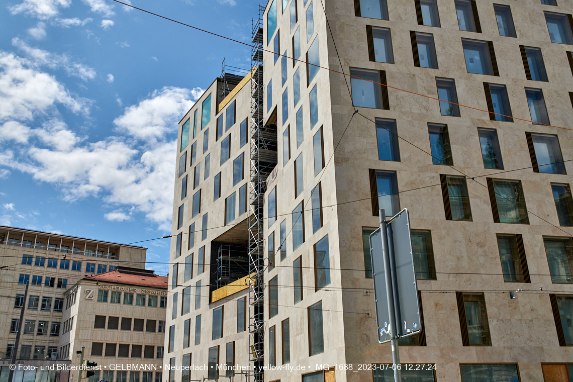 06.07.2023 - das Luxushotel Königshof verliert sein Gerüst