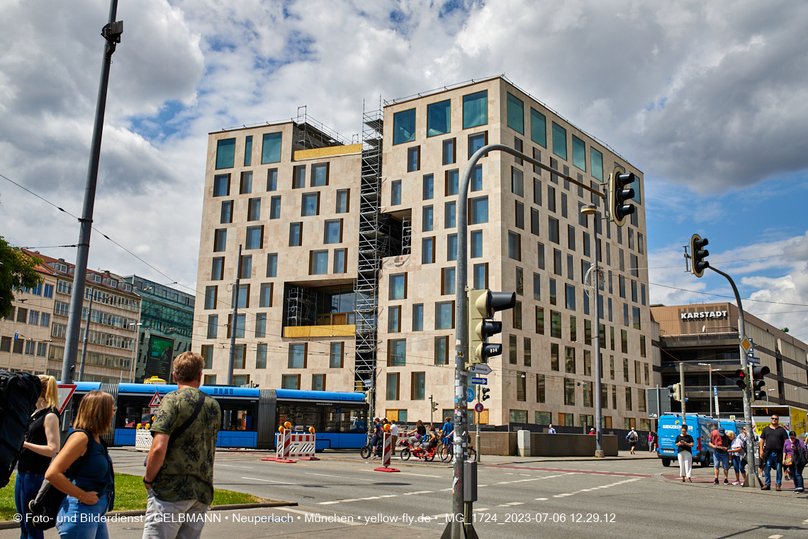 06.07.2023 - das Luxushotel Königshof verliert sein Gerüst