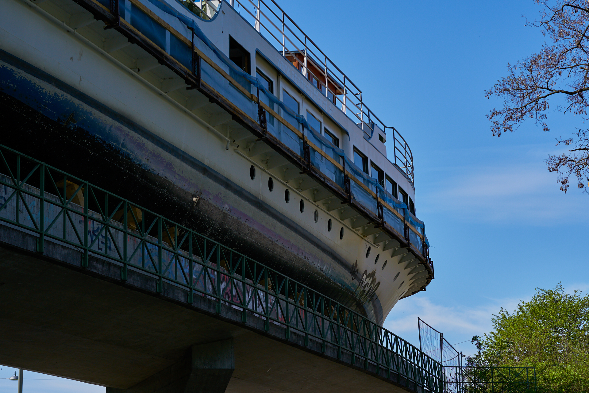 MS-UTTING-auf der Gleisbrücke über der Lagerhausstraße in Sendling