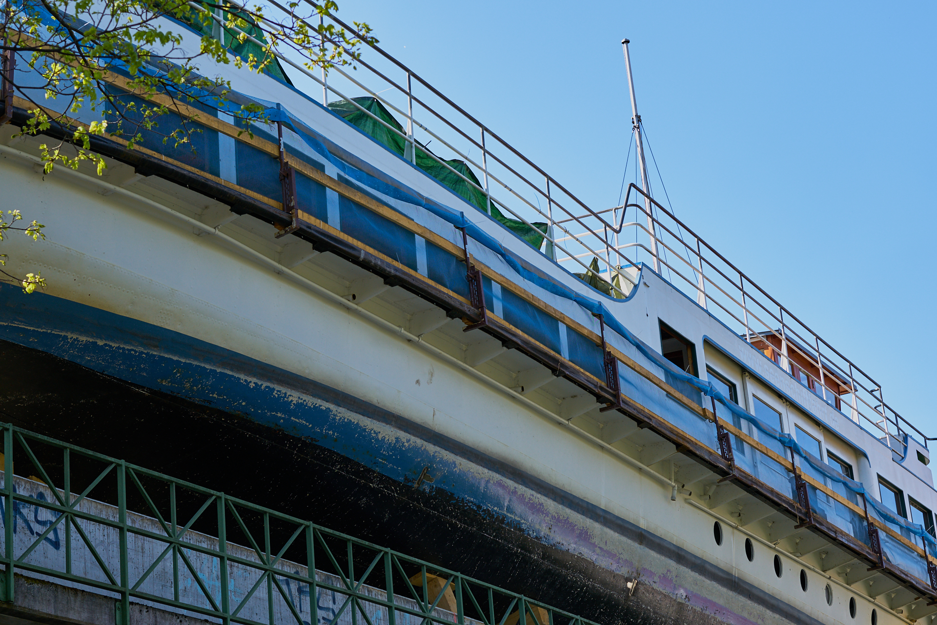 MS-UTTING-auf der Gleisbrücke über der Lagerhausstraße in Sendling