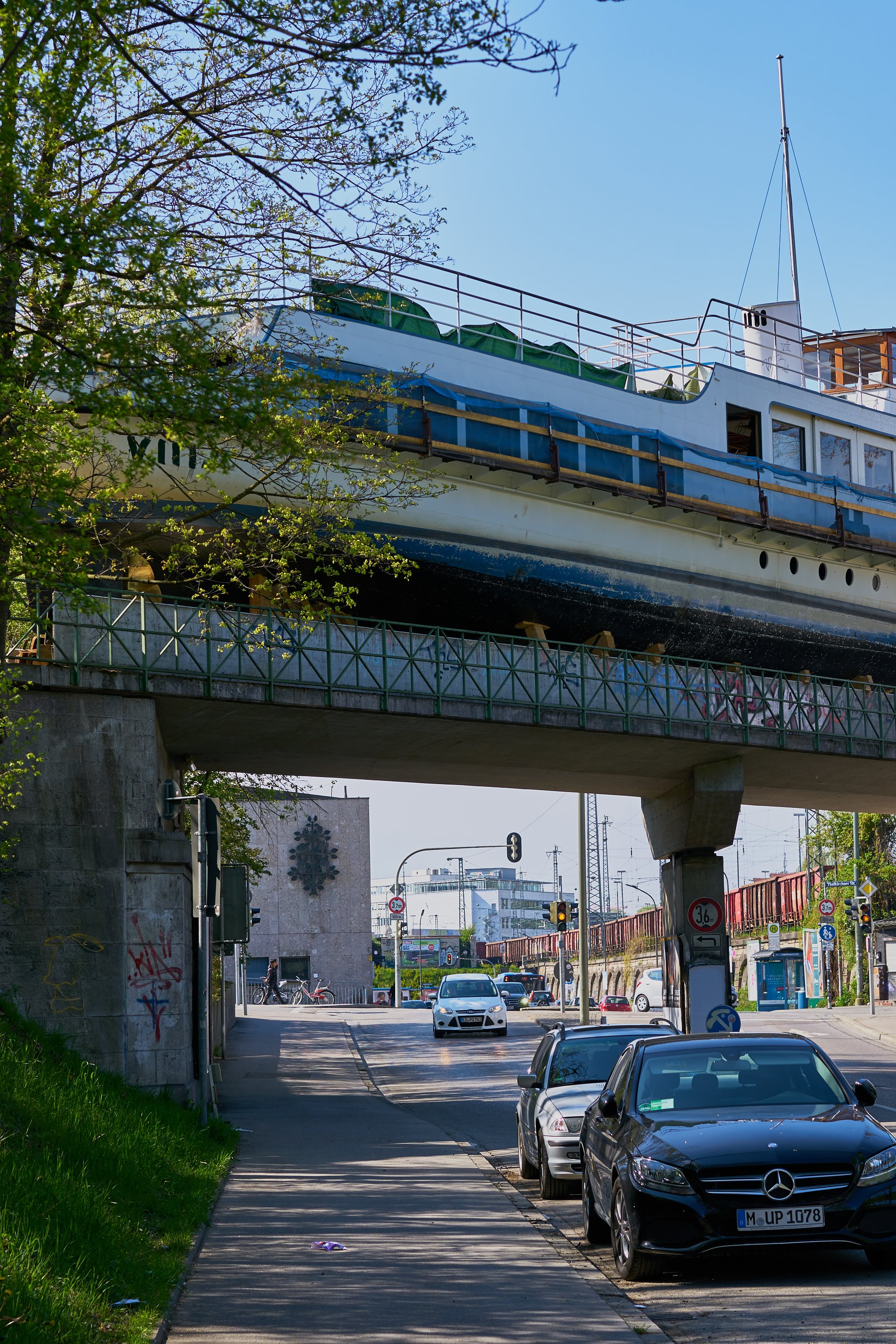 MS-UTTING-auf der Gleisbrücke über der Lagerhausstraße in Sendling