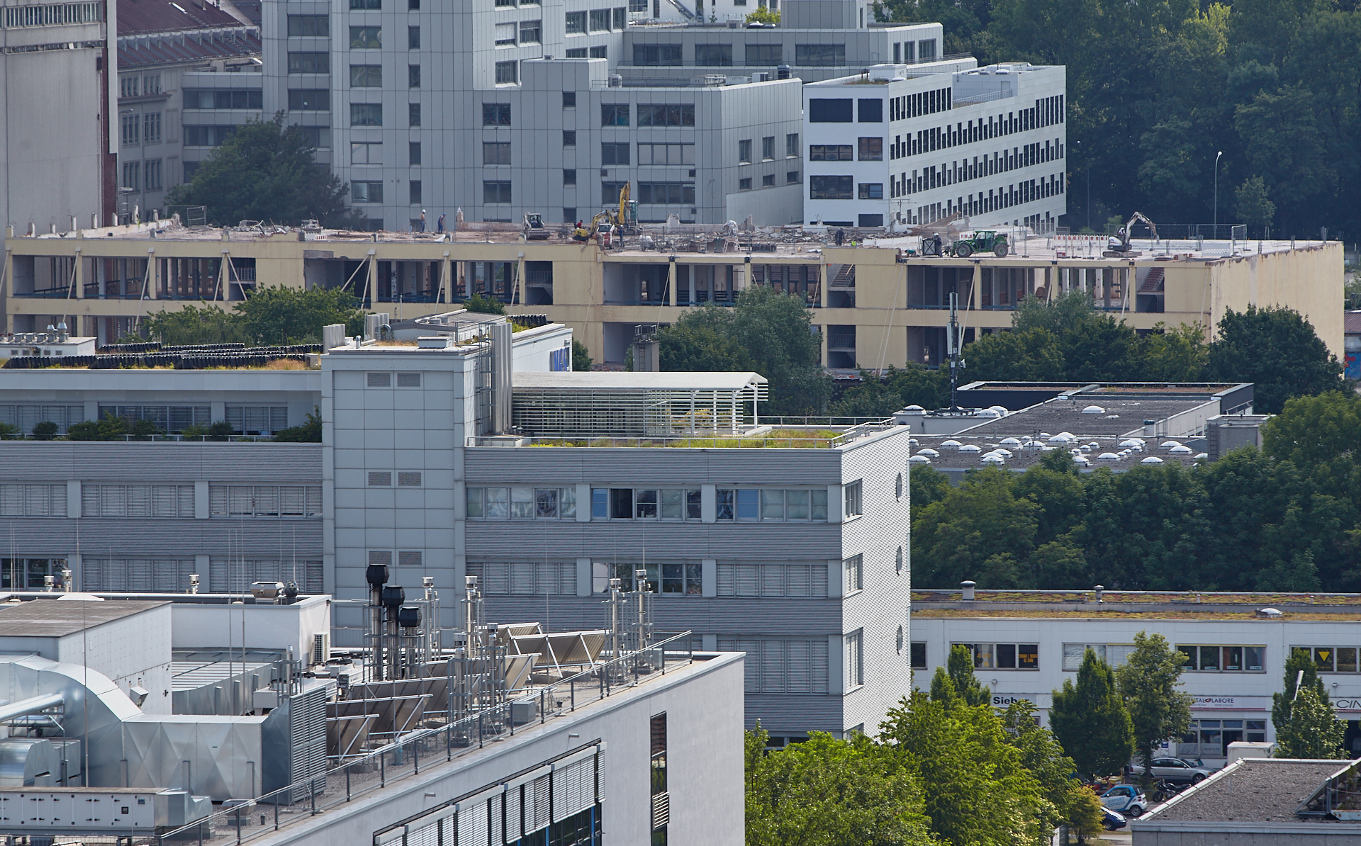 11.06.2014 - Dacharbeiten auf dem Werksgelände