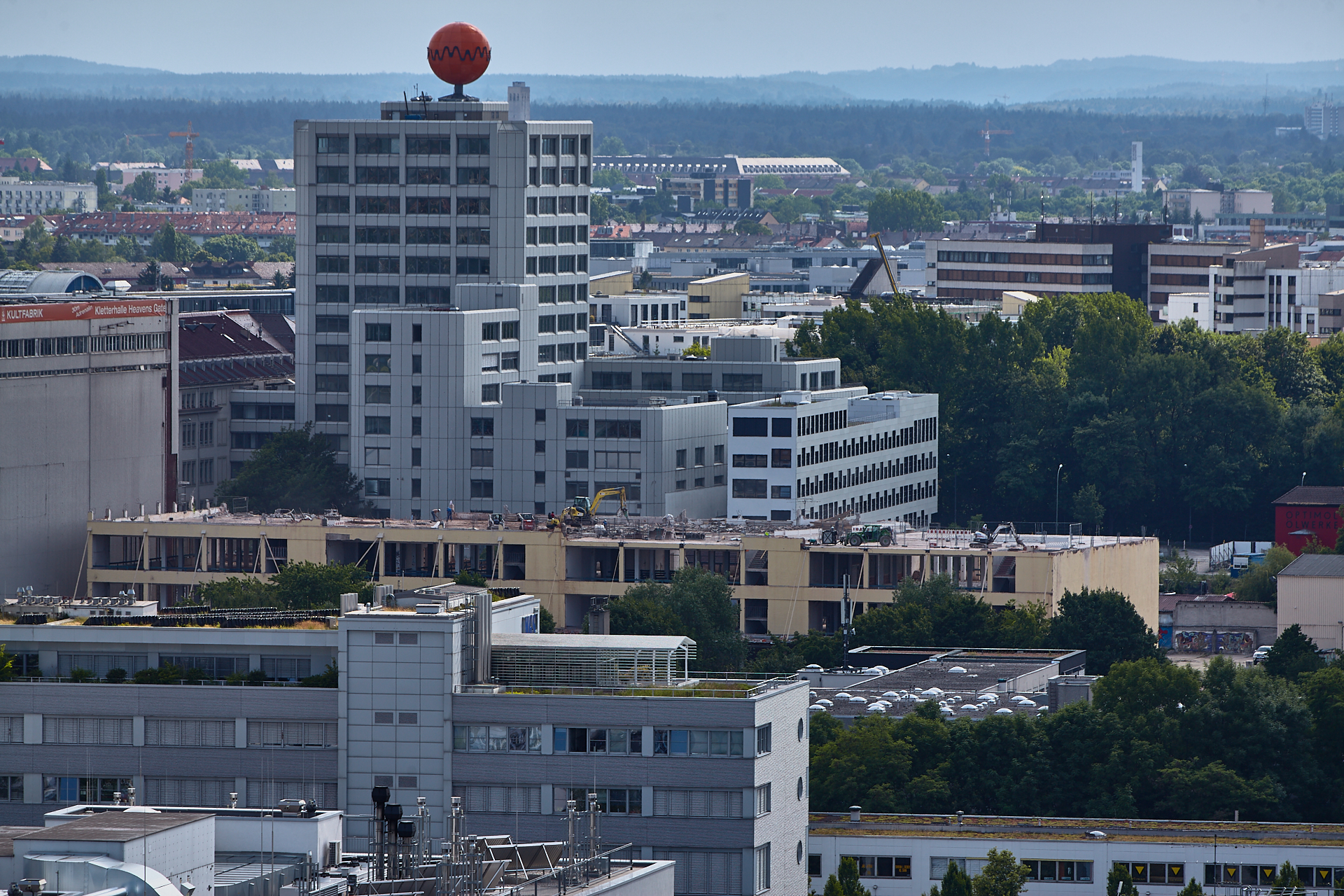 11.06.2014 - Dacharbeiten auf dem Werksgelände