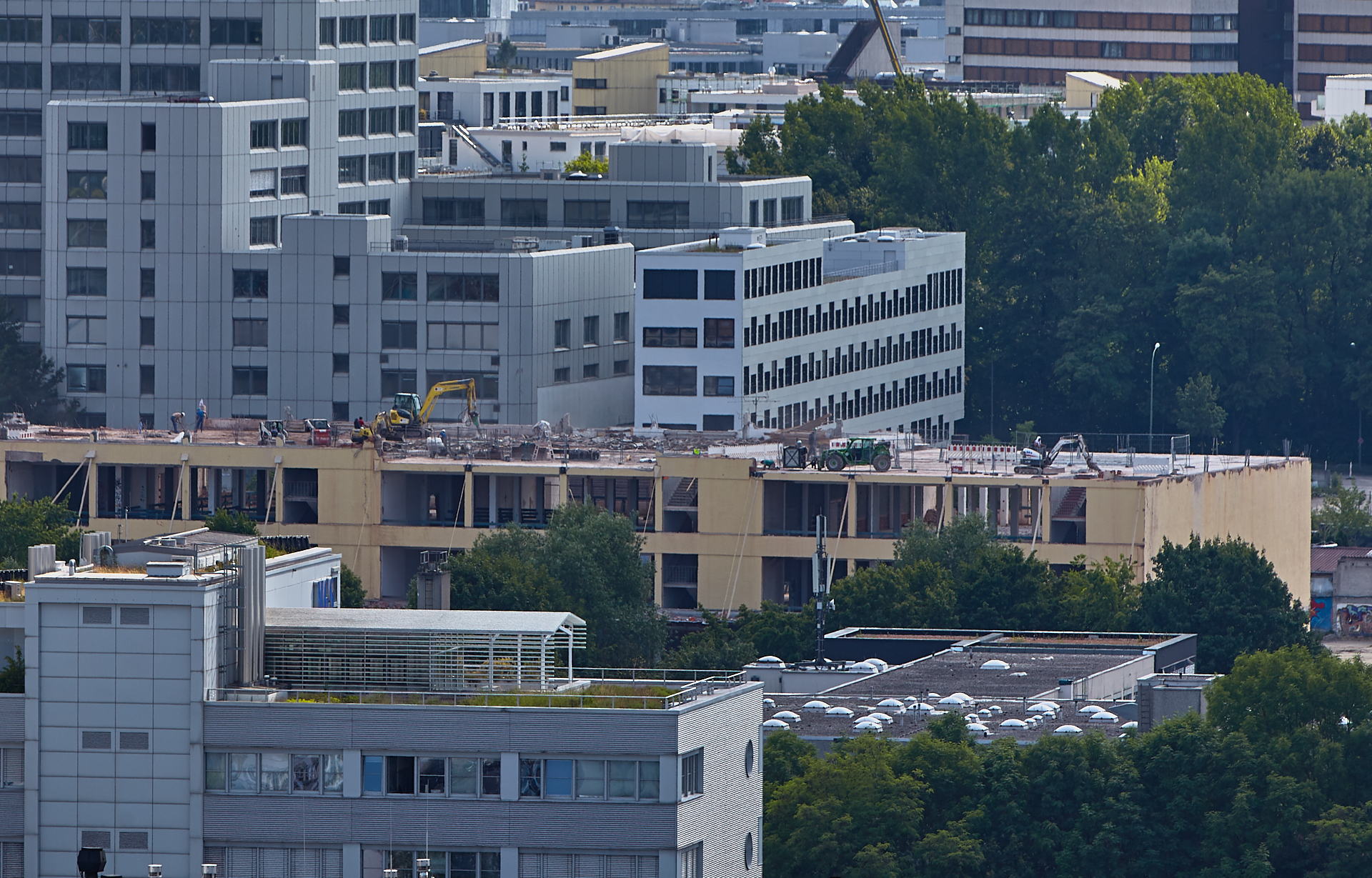 11.06.2014 - Dacharbeiten auf dem Werksgelände