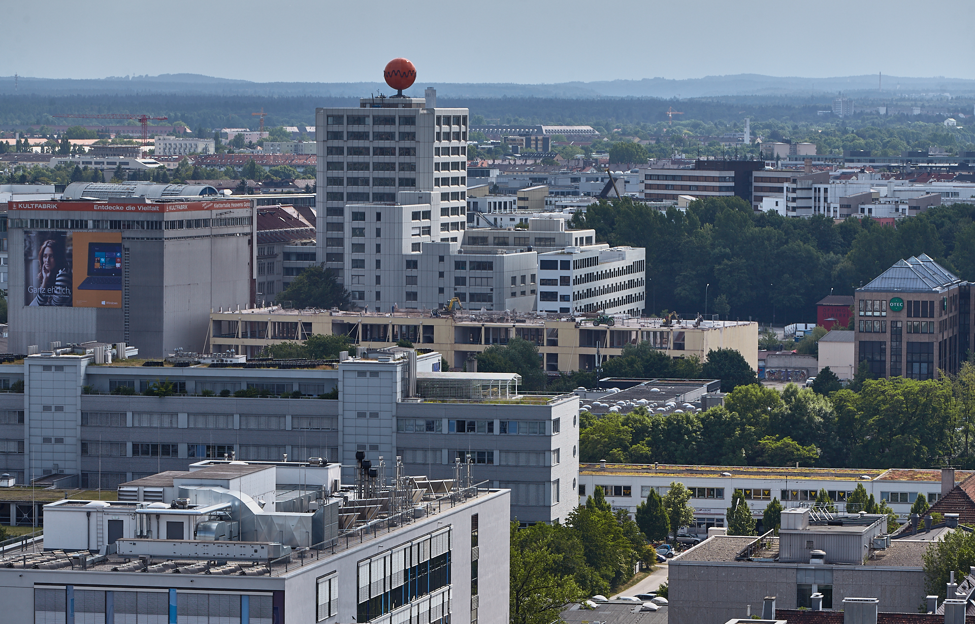 11.06.2014 - Dacharbeiten auf dem Werksgelände