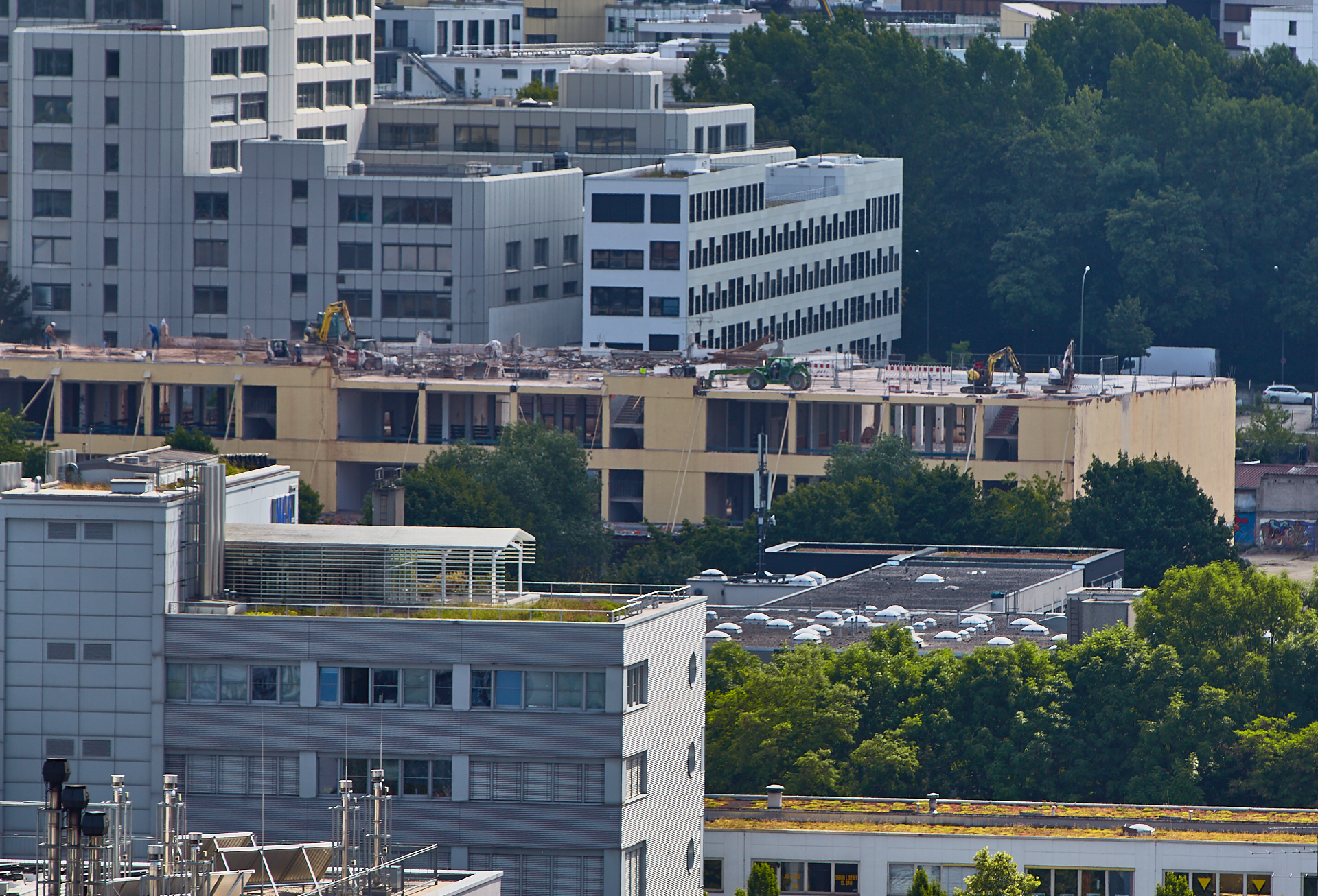 11.06.2014 - Dacharbeiten auf dem Werksgelände