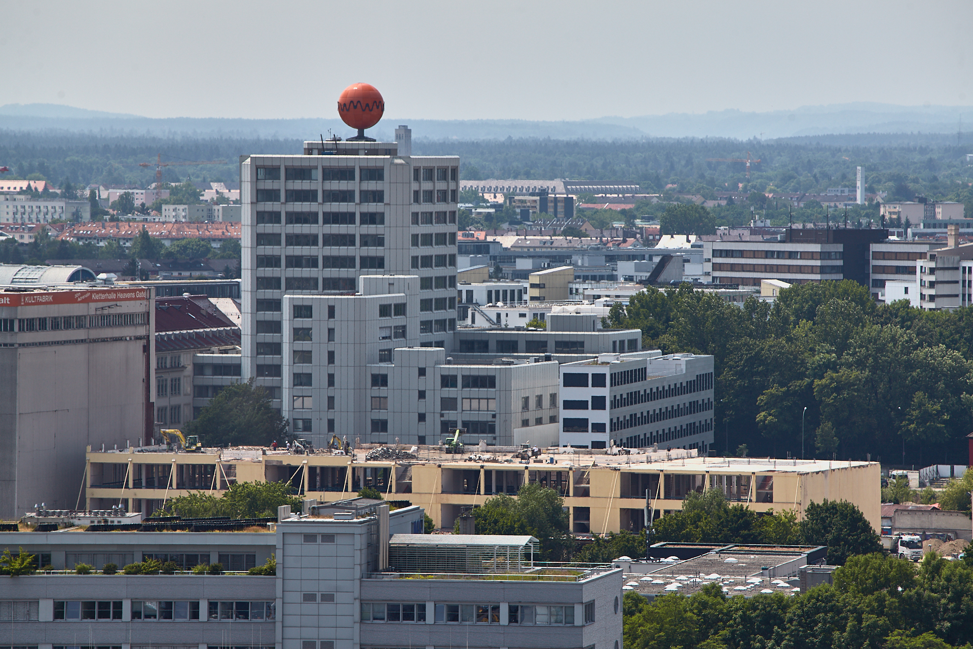 13.06.2014 - Dacharbeiten auf dem Dach des zukünftigen WERK 3