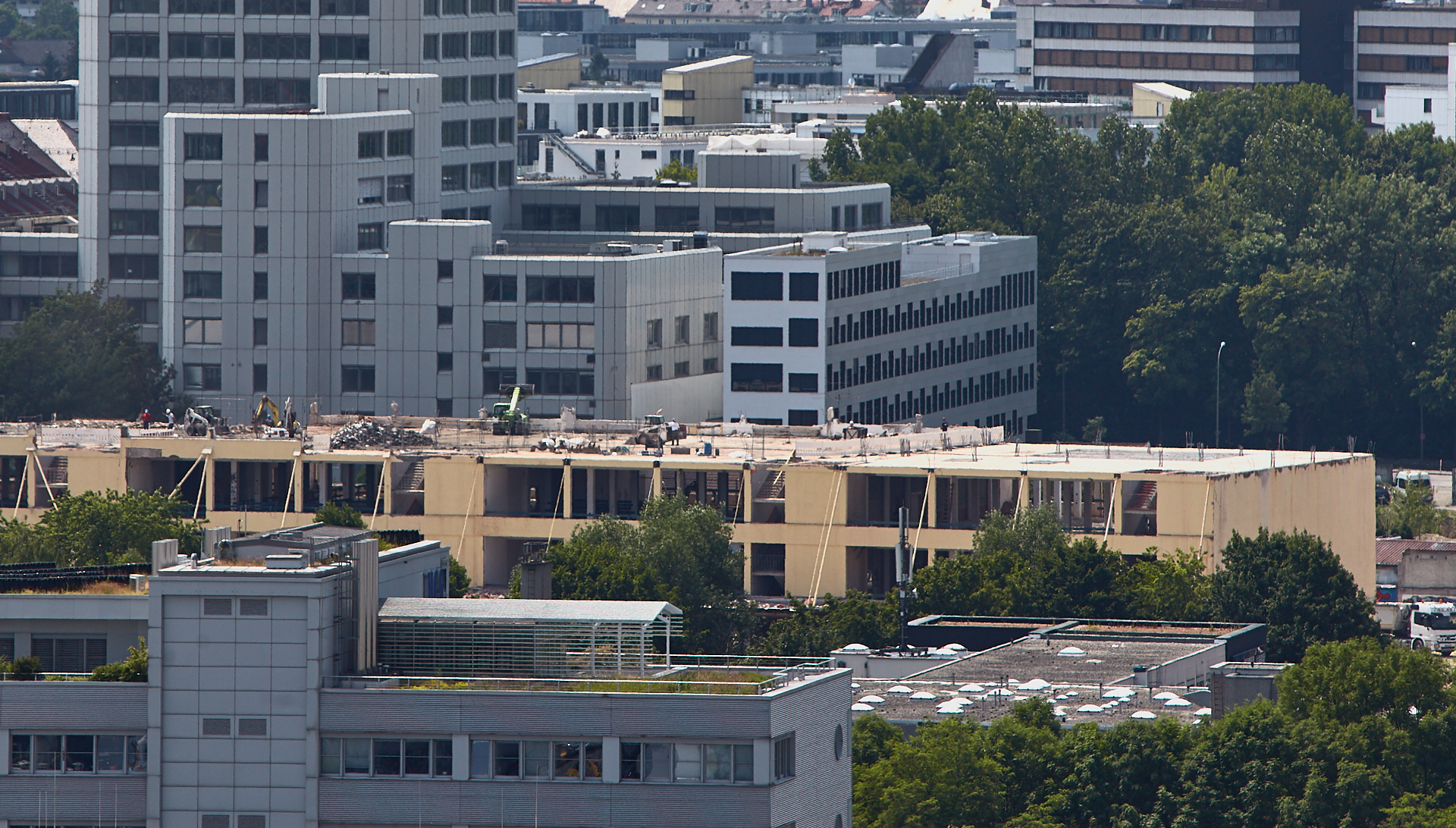 13.06.2014 - Dacharbeiten auf dem Dach des zukünftigen WERK 3