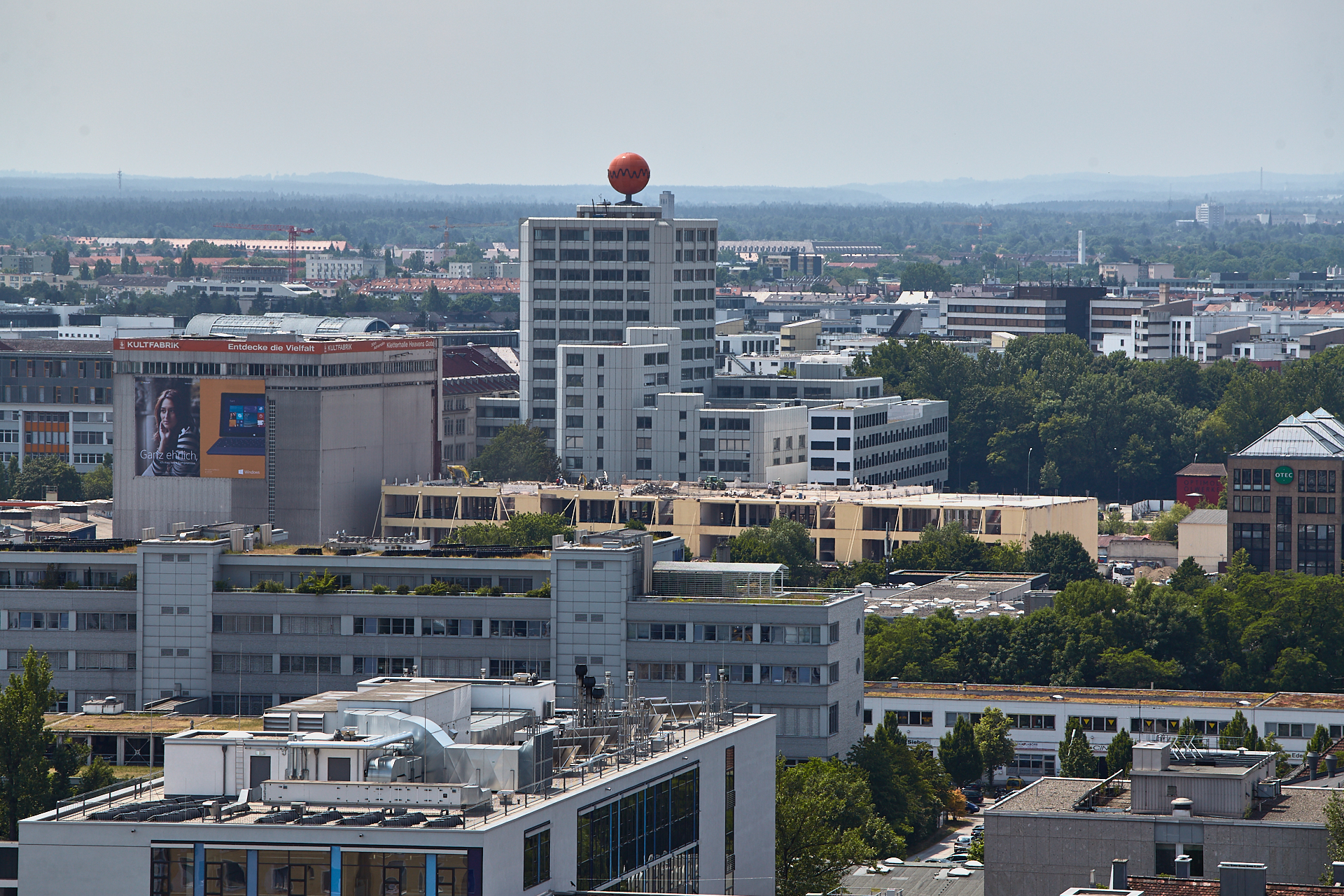 13.06.2014 - Dacharbeiten auf dem Dach des zukünftigen WERK 3