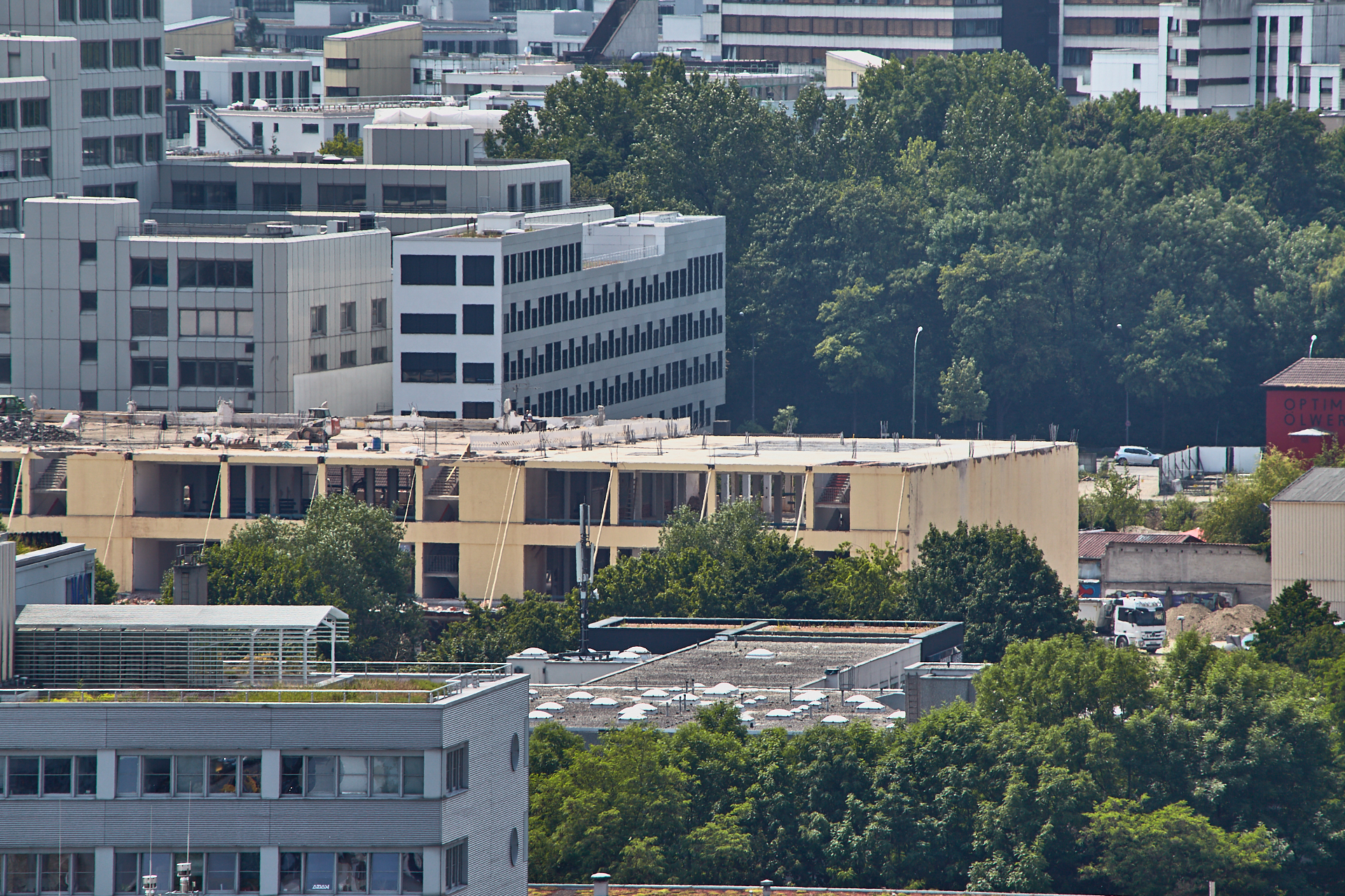 13.06.2014 - Dacharbeiten auf dem Dach des zukünftigen WERK 3