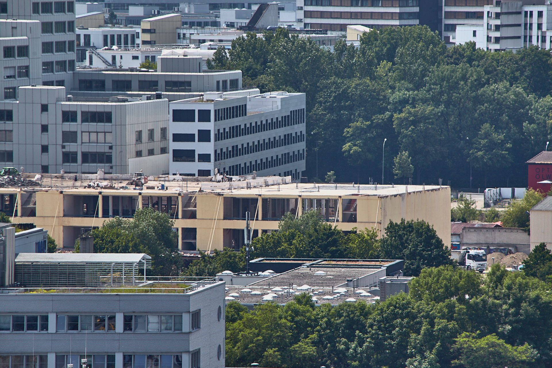 13.06.2014 - Dacharbeiten auf dem Dach des zukünftigen WERK 3