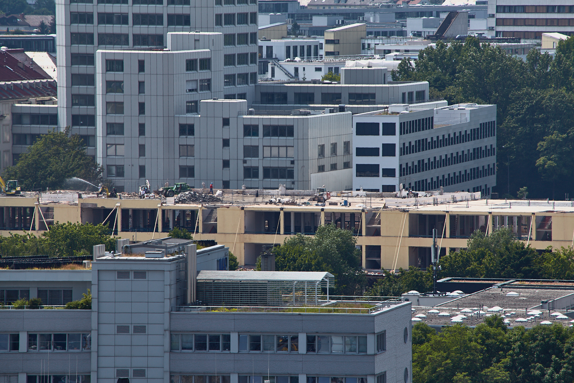 13.06.2014 - Dacharbeiten auf dem Dach des zukünftigen WERK 3