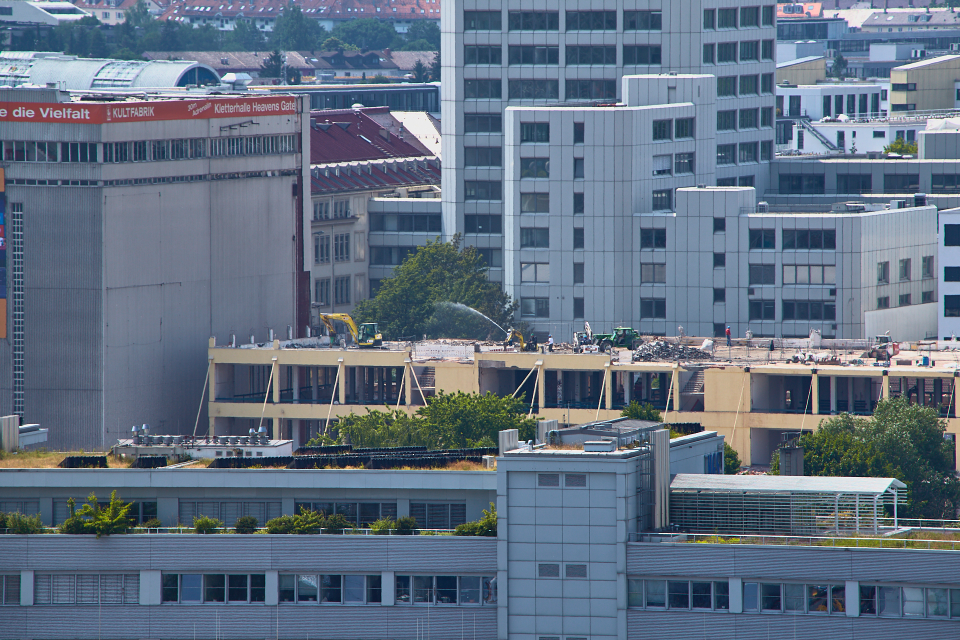 13.06.2014 - Dacharbeiten auf dem Dach des zukünftigen WERK 3