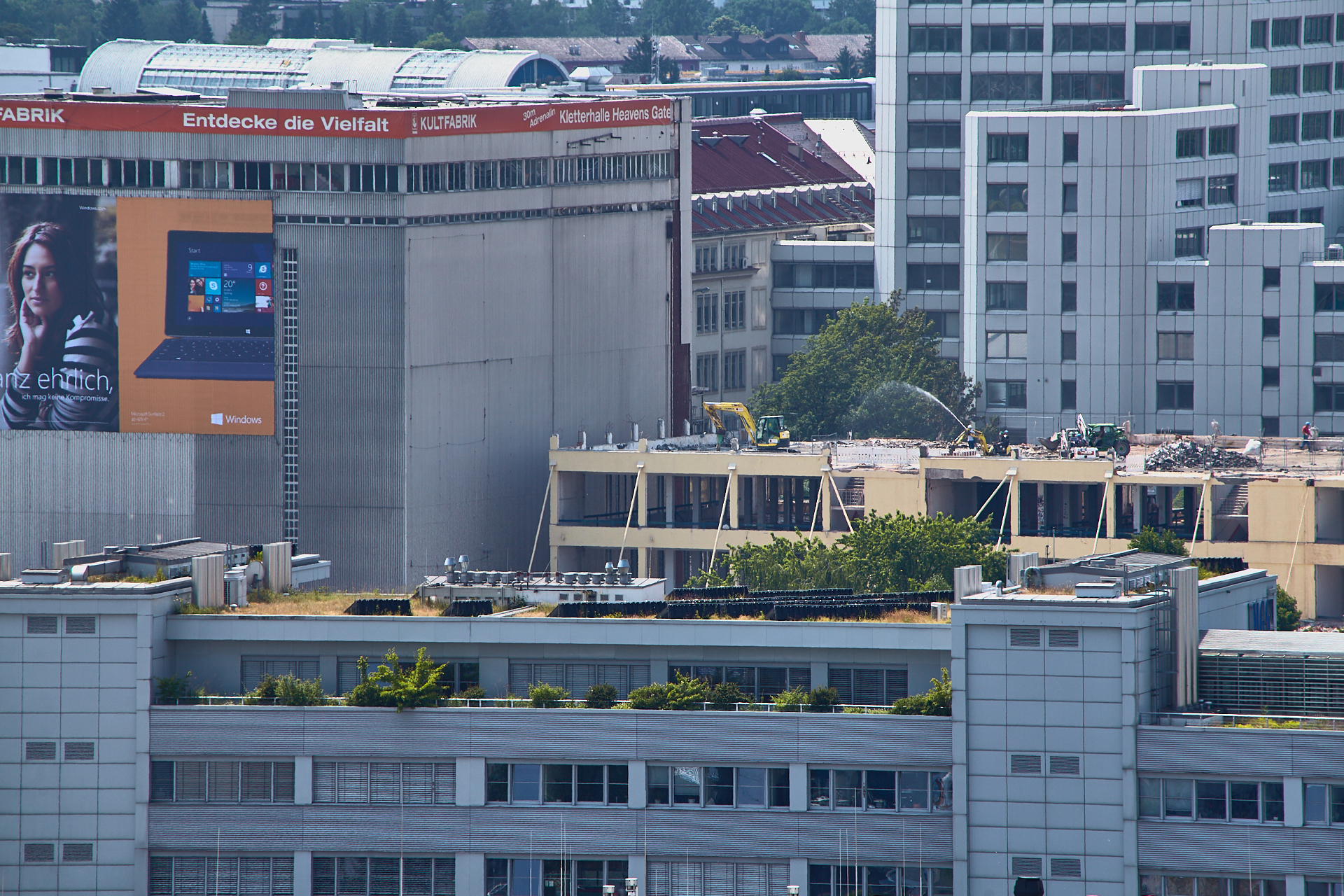 13.06.2014 - Dacharbeiten auf dem Dach des zukünftigen WERK 3