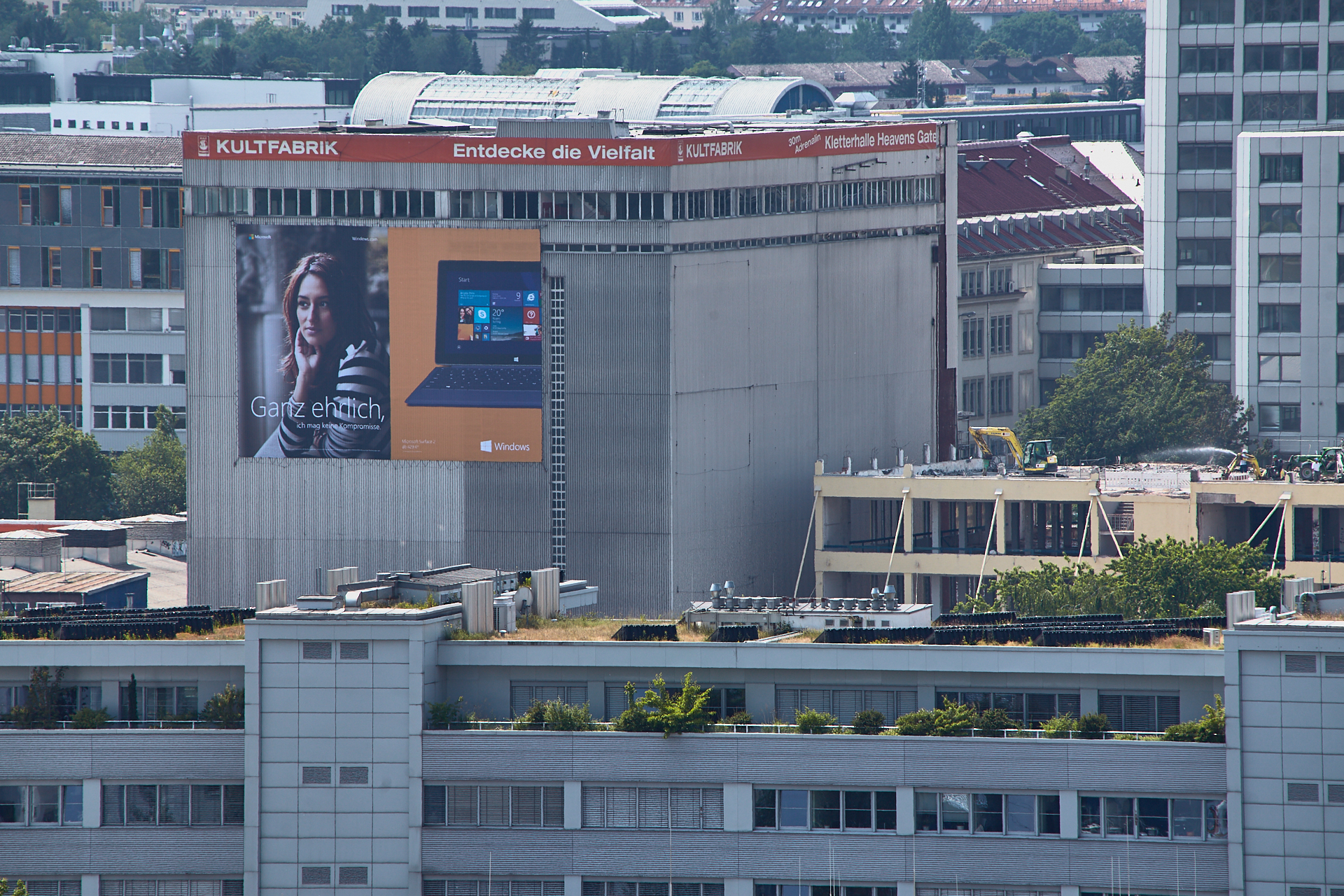 13.06.2014 - Dacharbeiten auf dem Dach des zukünftigen WERK 3