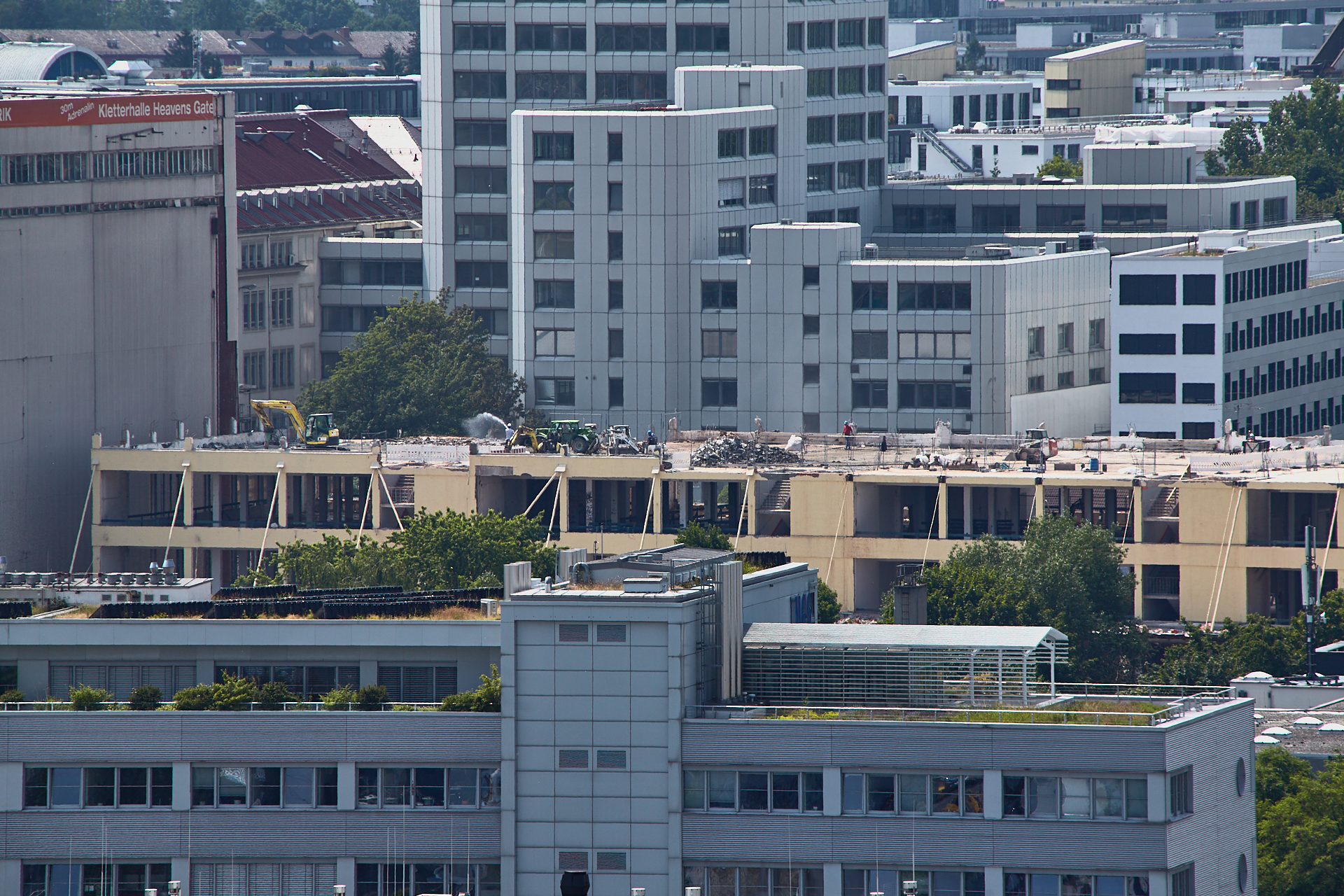 13.06.2014 - Dacharbeiten auf dem Dach des zukünftigen WERK 3