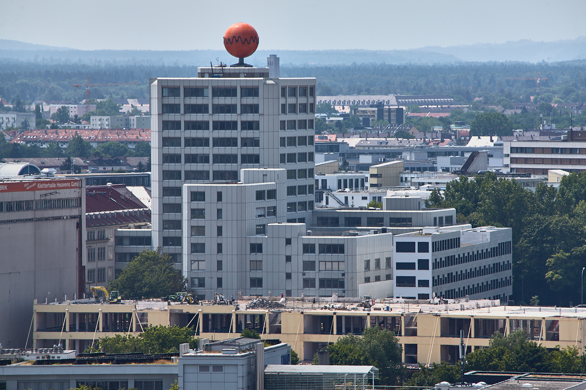 13.06.2014 - Dacharbeiten auf dem Dach des zukünftigen WERK 3