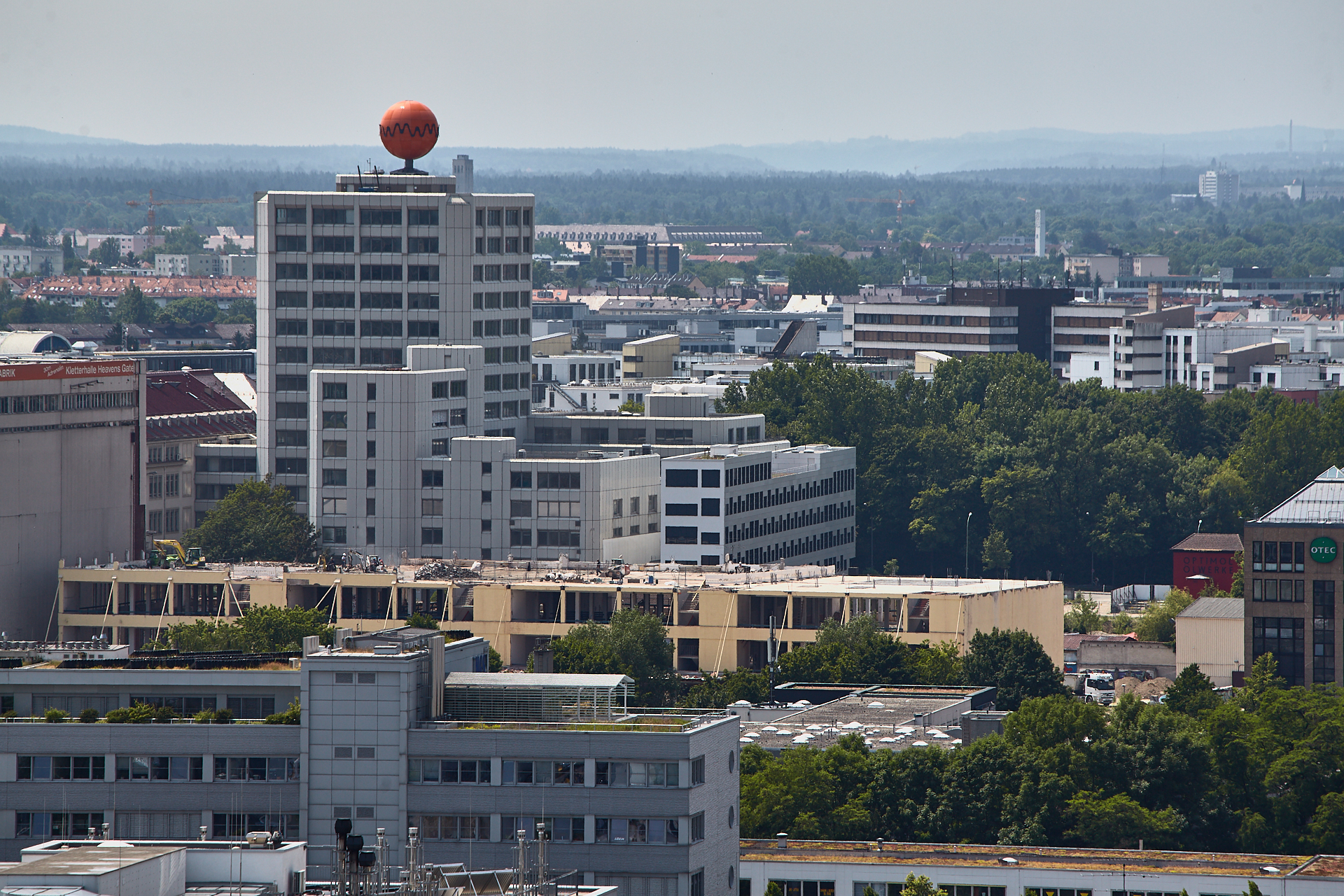 13.06.2014 - Dacharbeiten auf dem Dach des zukünftigen WERK 3