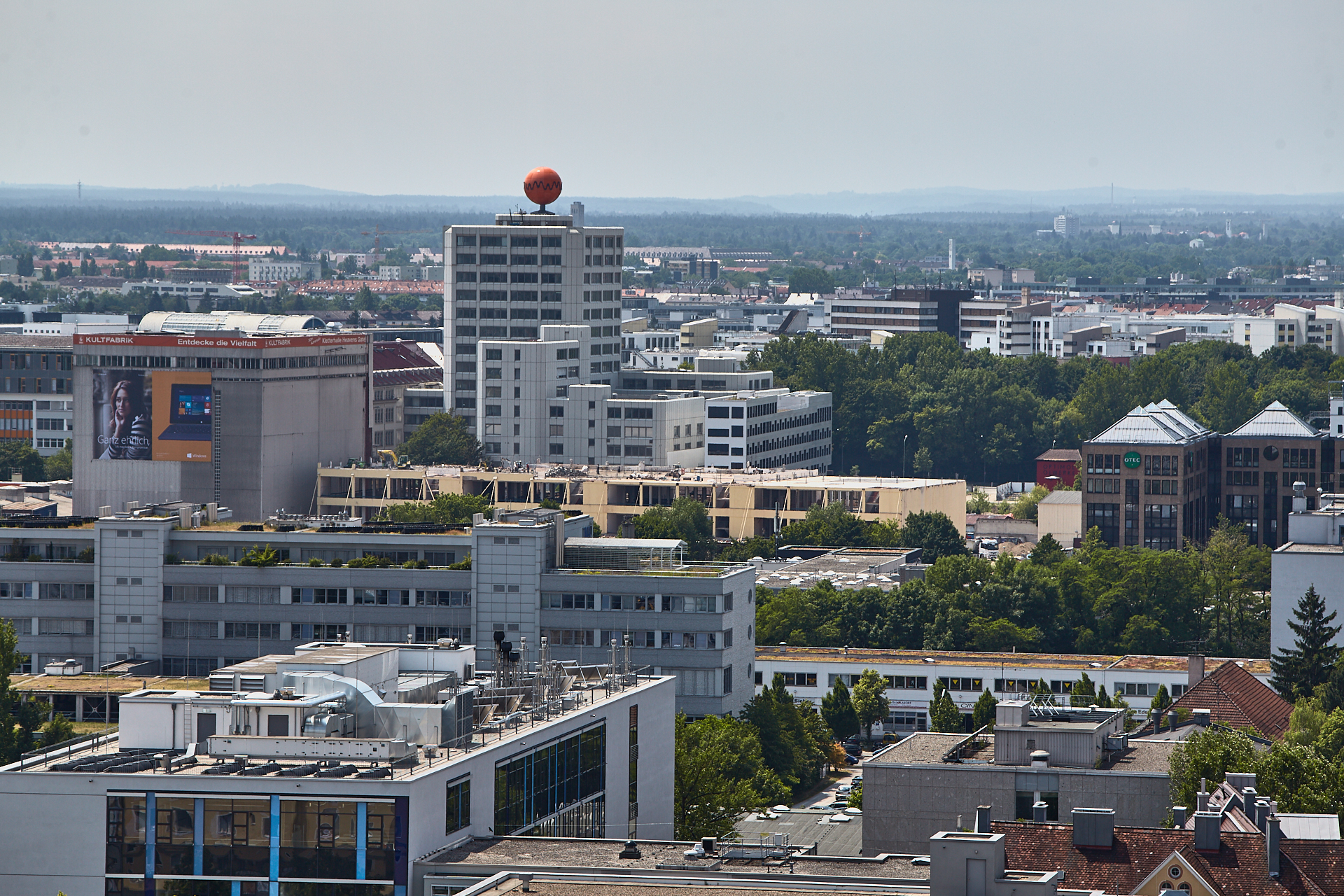 13.06.2014 - Dacharbeiten auf dem Dach des zukünftigen WERK 3