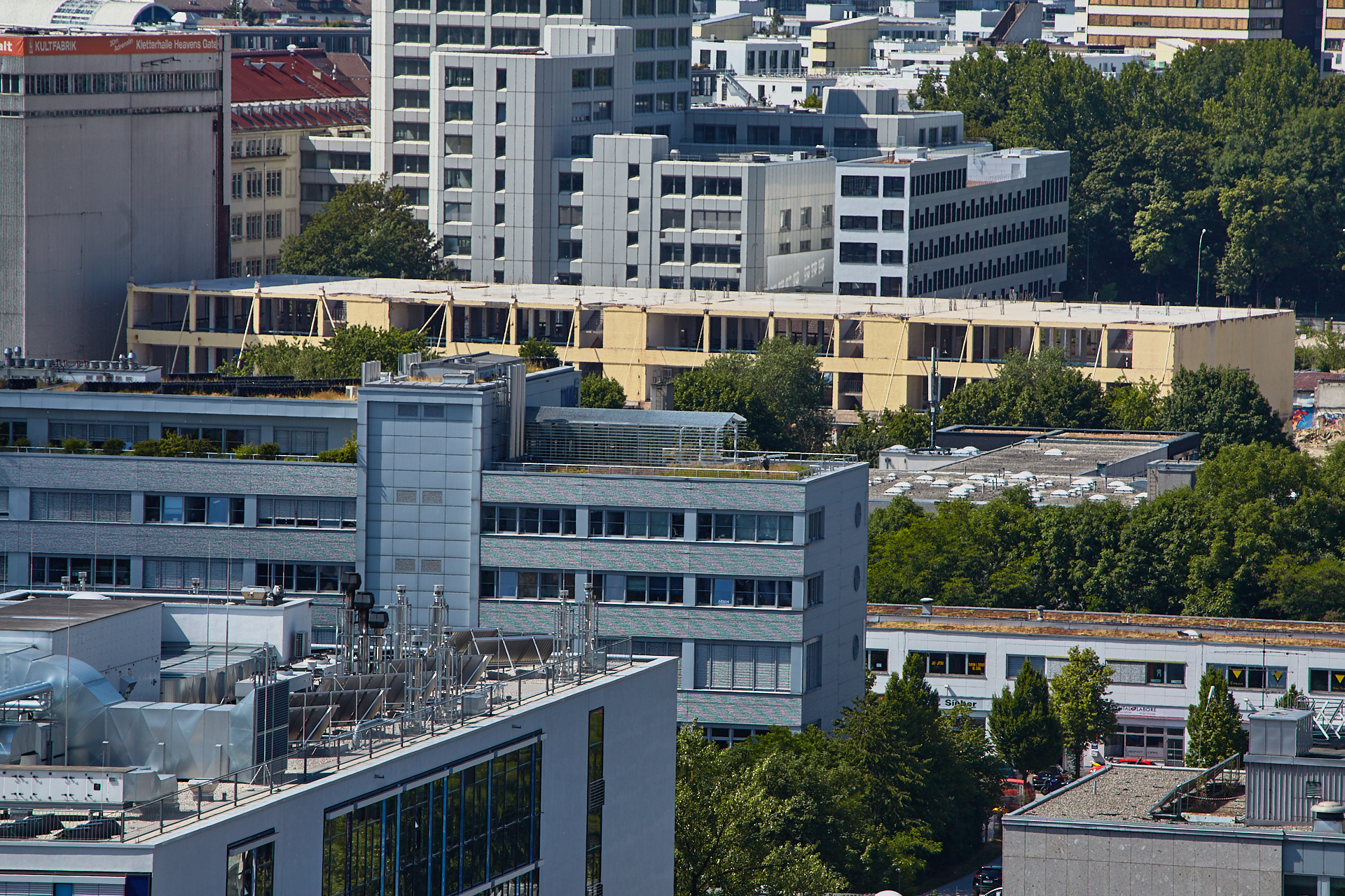 26.06.2014 - Das Fabrikgebäude zum neuen WERK 3 umgebaut. Das ATLAS Bürohaus hat noch die alte Fassade.