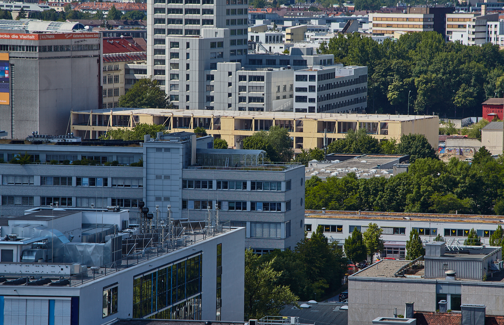 26.06.2014 - Das Fabrikgebäude zum neuen WERK 3 umgebaut. Das ATLAS Bürohaus hat noch die alte Fassade.