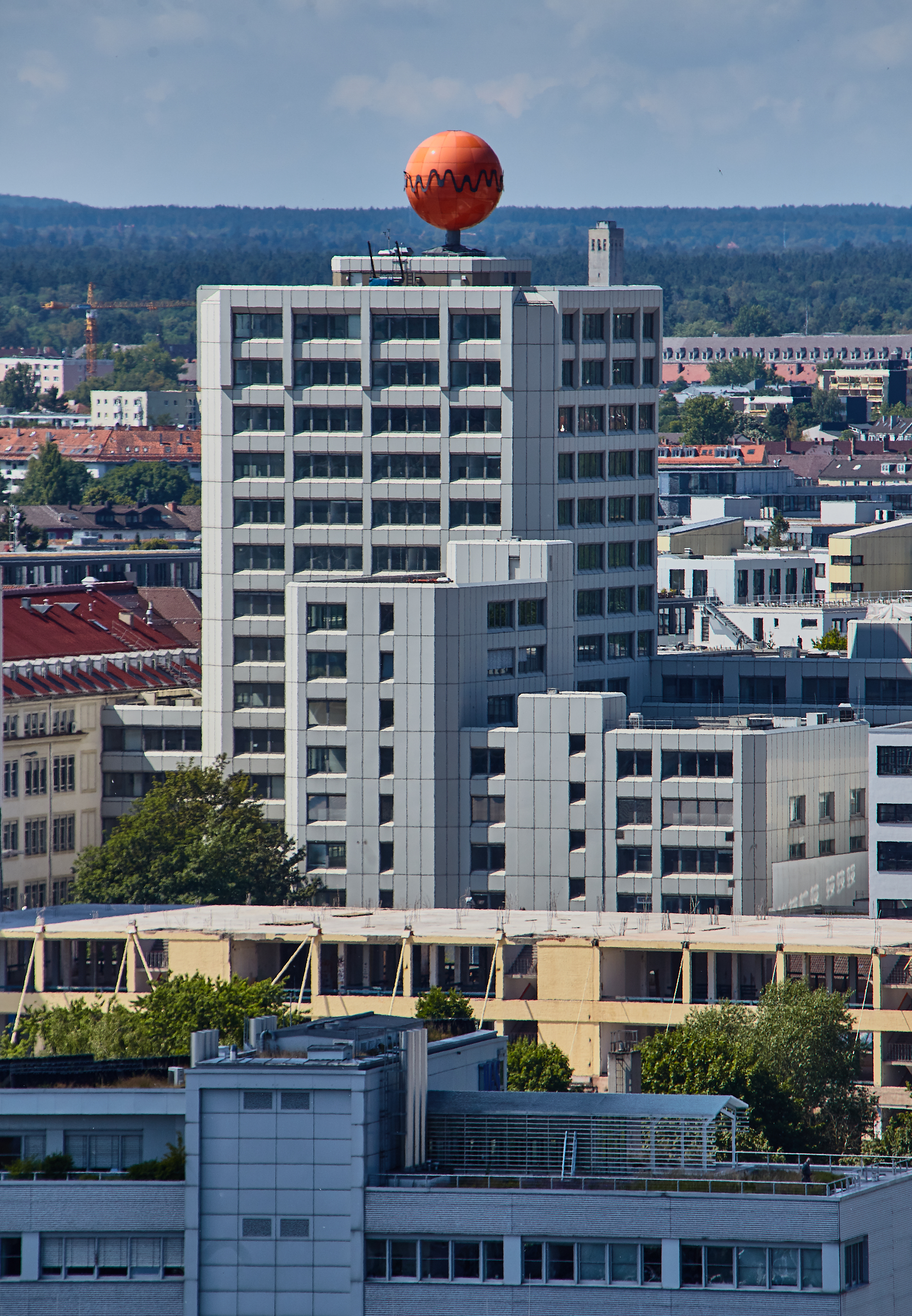 26.06.2014 - Das Fabrikgebäude zum neuen WERK 3 umgebaut. Das ATLAS Bürohaus hat noch die alte Fassade.