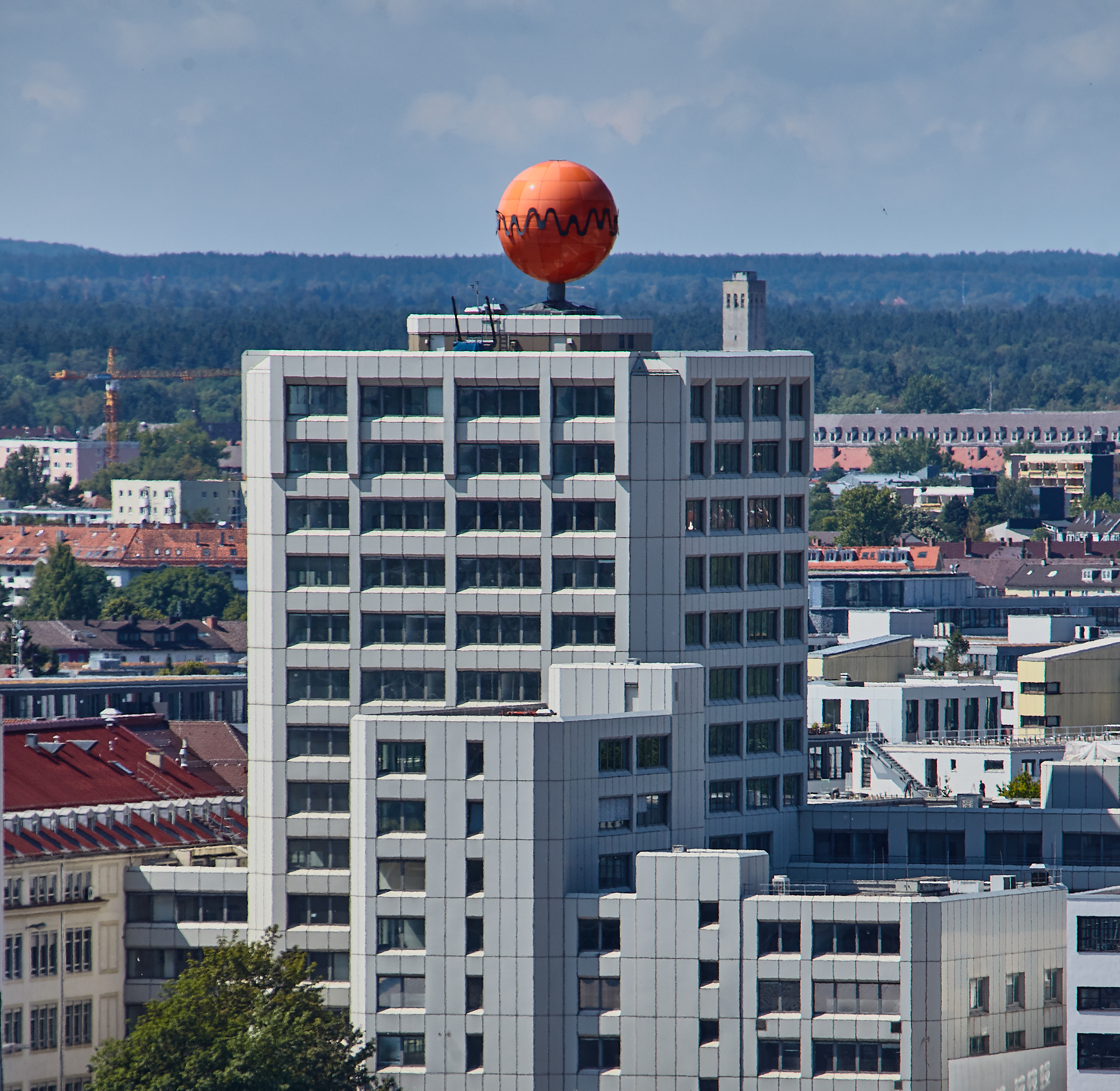 26.06.2014 - Das Fabrikgebäude zum neuen WERK 3 umgebaut. Das ATLAS Bürohaus hat noch die alte Fassade.