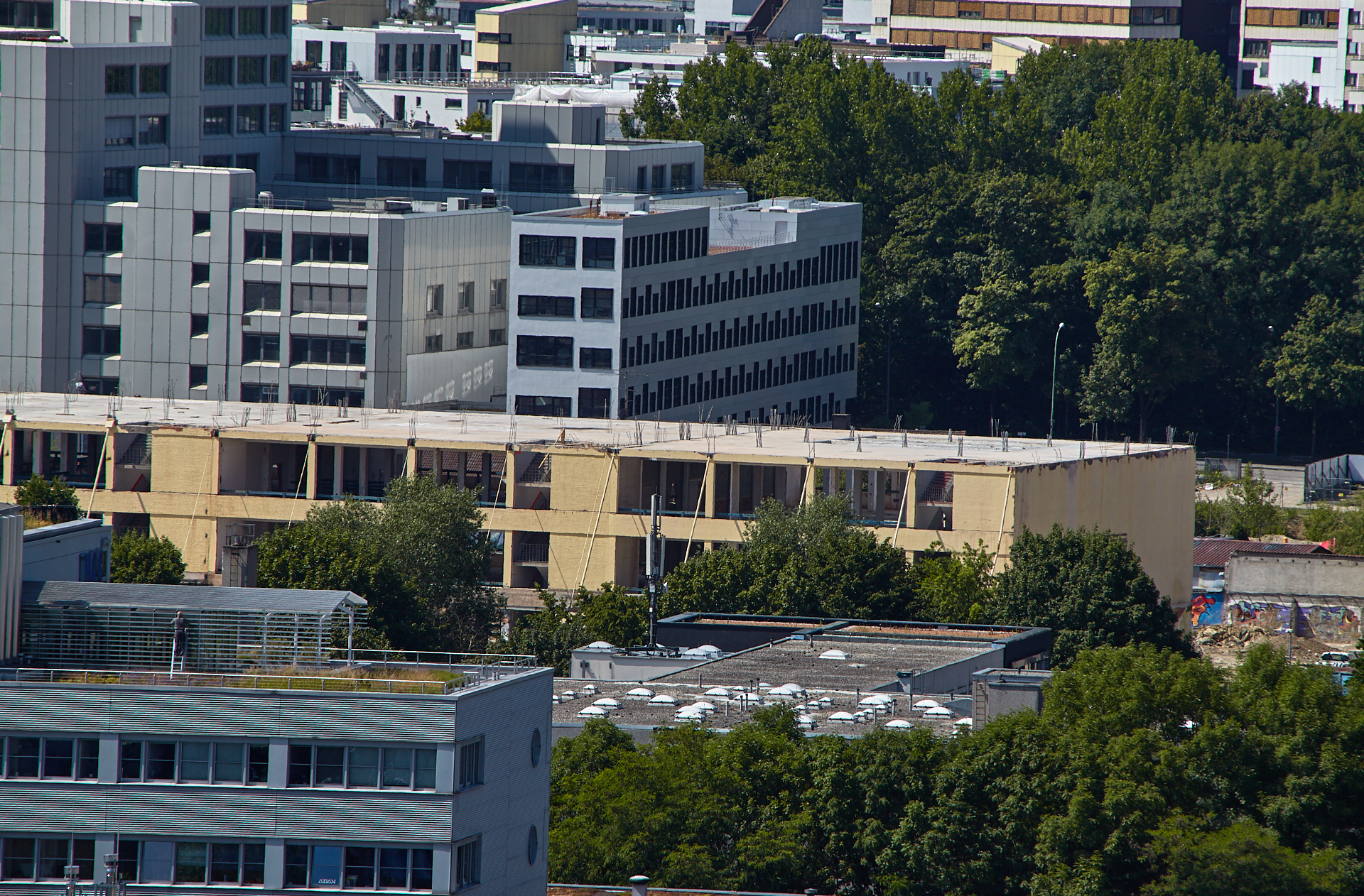 26.06.2014 - Das Fabrikgebäude zum neuen WERK 3 umgebaut. Das ATLAS Bürohaus hat noch die alte Fassade.