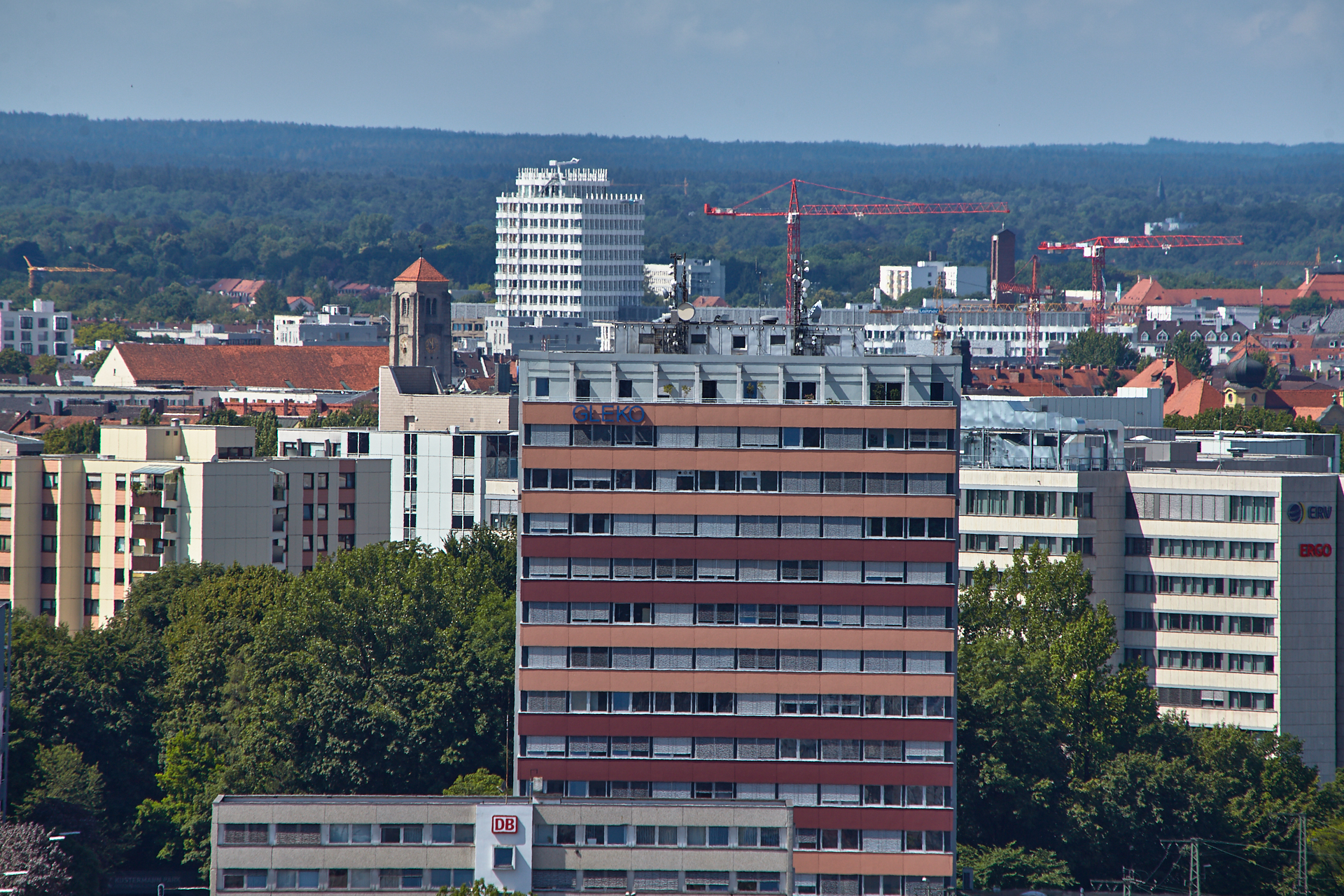 26.06.2014 - Das Fabrikgebäude zum neuen WERK 3 umgebaut. Das ATLAS Bürohaus hat noch die alte Fassade.