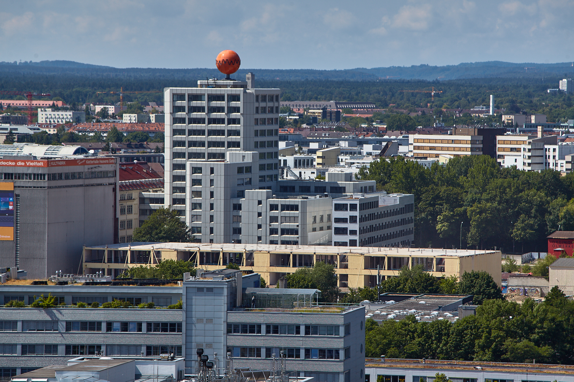 26.06.2014 - Das Fabrikgebäude zum neuen WERK 3 umgebaut. Das ATLAS Bürohaus hat noch die alte Fassade.