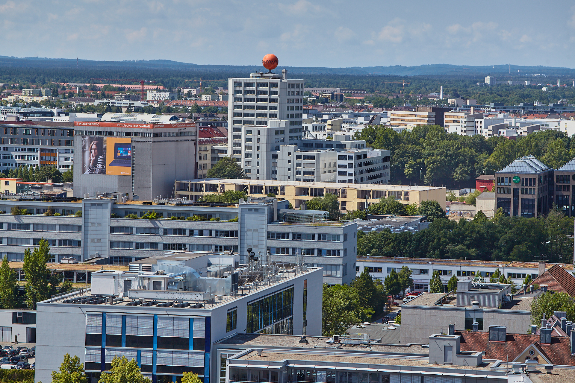 26.06.2014 - Das Fabrikgebäude zum neuen WERK 3 umgebaut. Das ATLAS Bürohaus hat noch die alte Fassade.