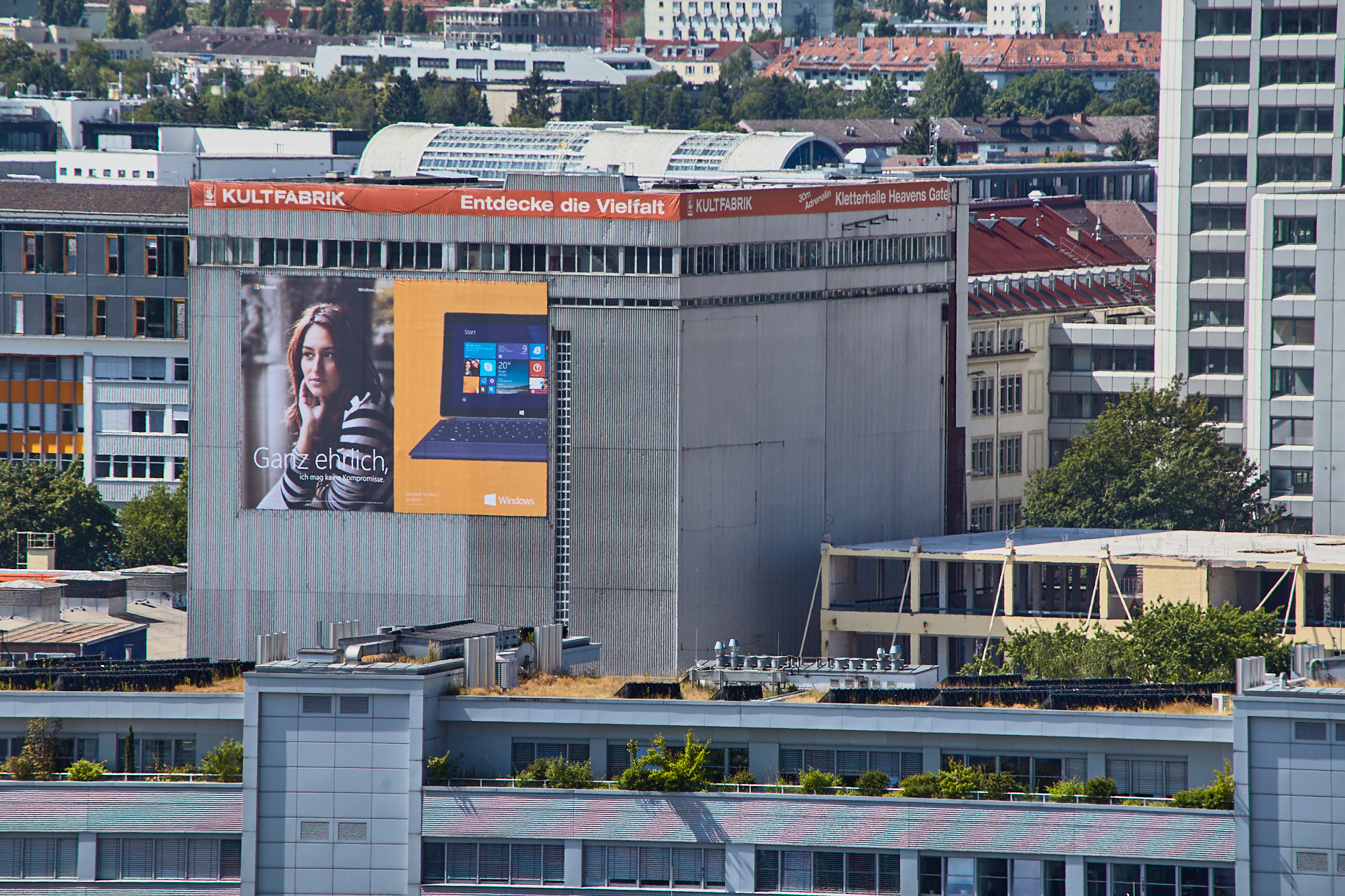 26.06.2014 - Das Fabrikgebäude zum neuen WERK 3 umgebaut. Das ATLAS Bürohaus hat noch die alte Fassade.
