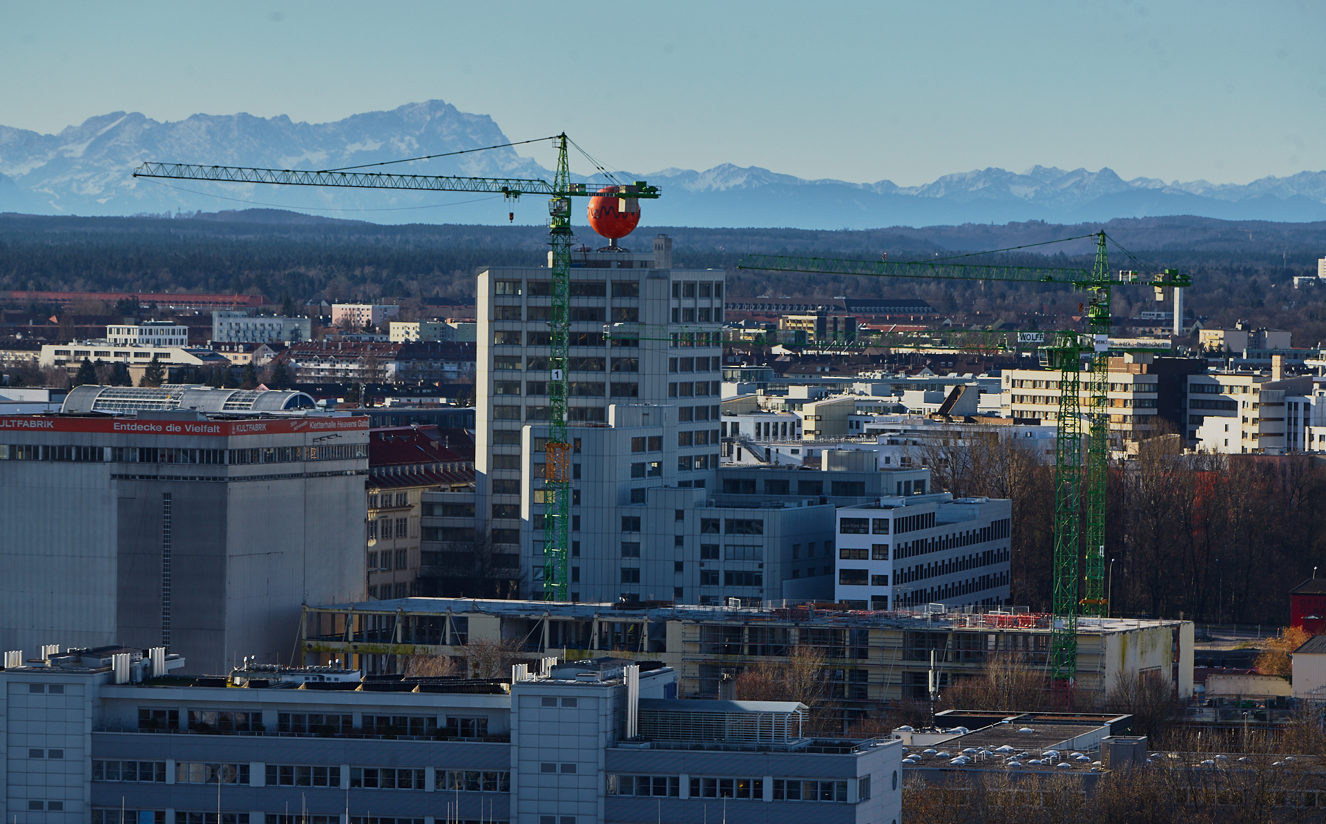 23.12.2014 - Blick auf das ATLAS-Hochhaus am Werksviertel