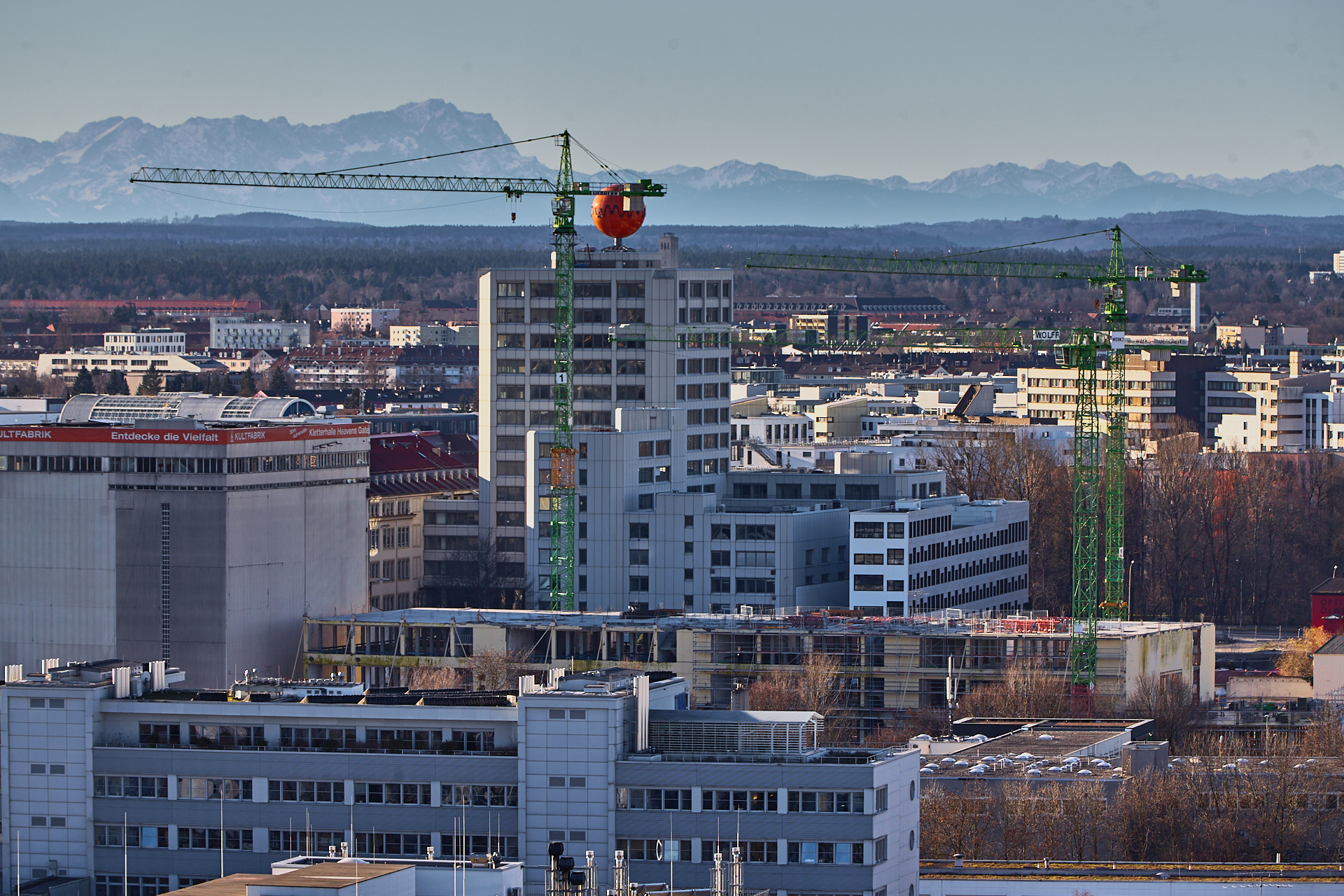 23.12.2014 - Blick auf das ATLAS-Hochhaus am Werksviertel