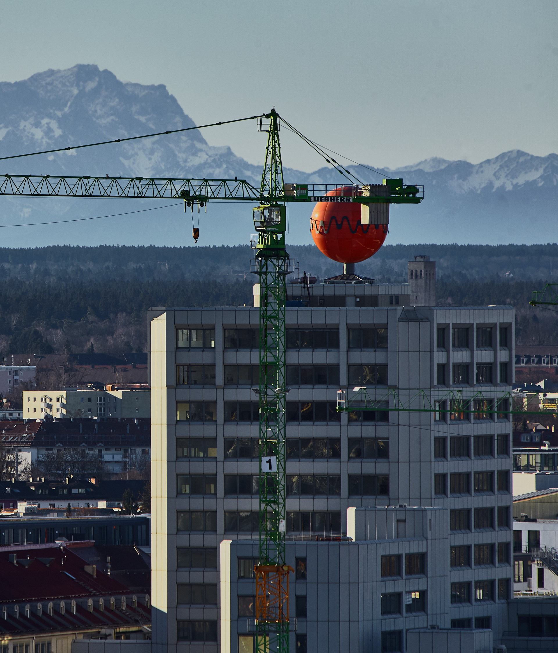 23.12.2014 - Blick auf das ATLAS-Hochhaus am Werksviertel