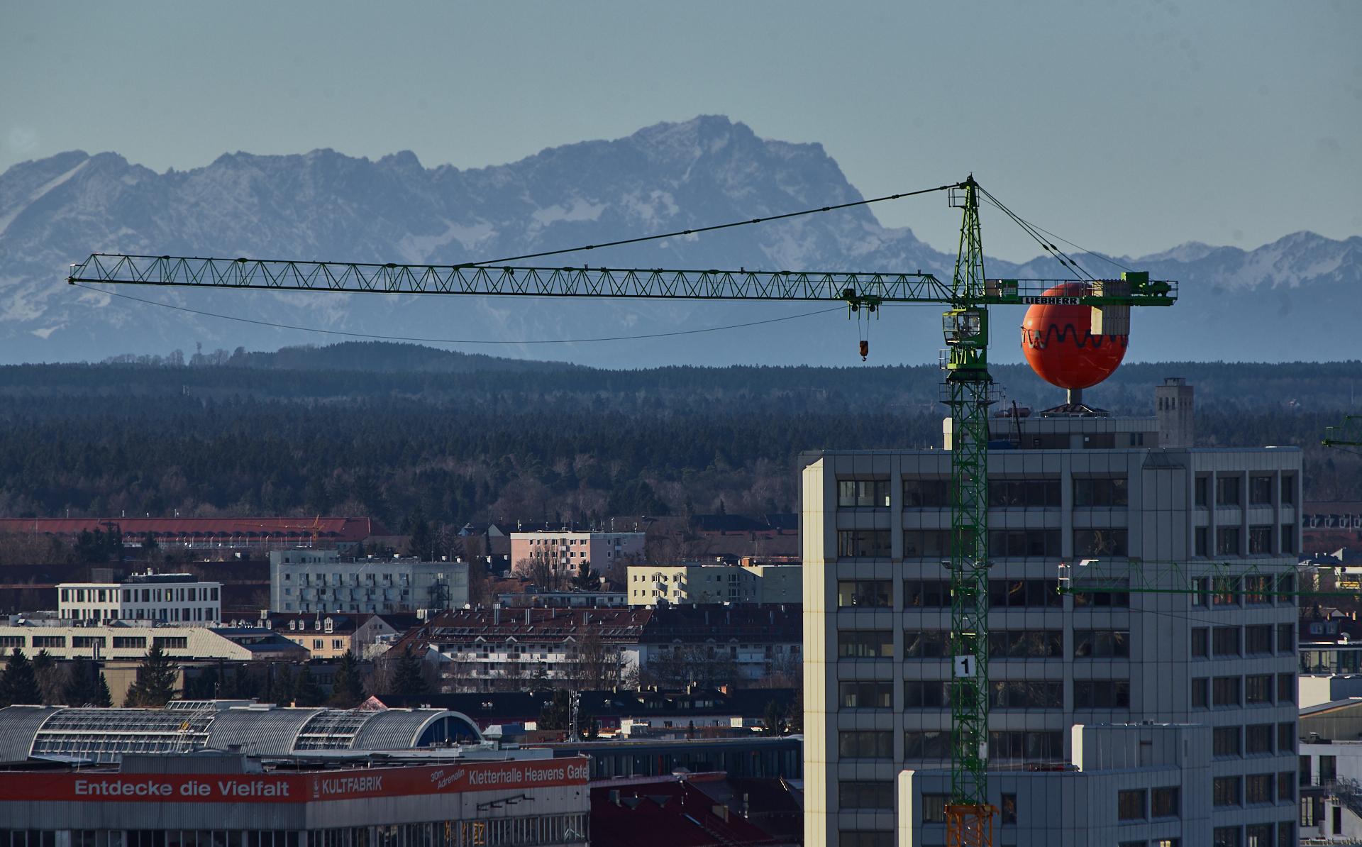 23.12.2014 - Blick auf das ATLAS-Hochhaus am Werksviertel