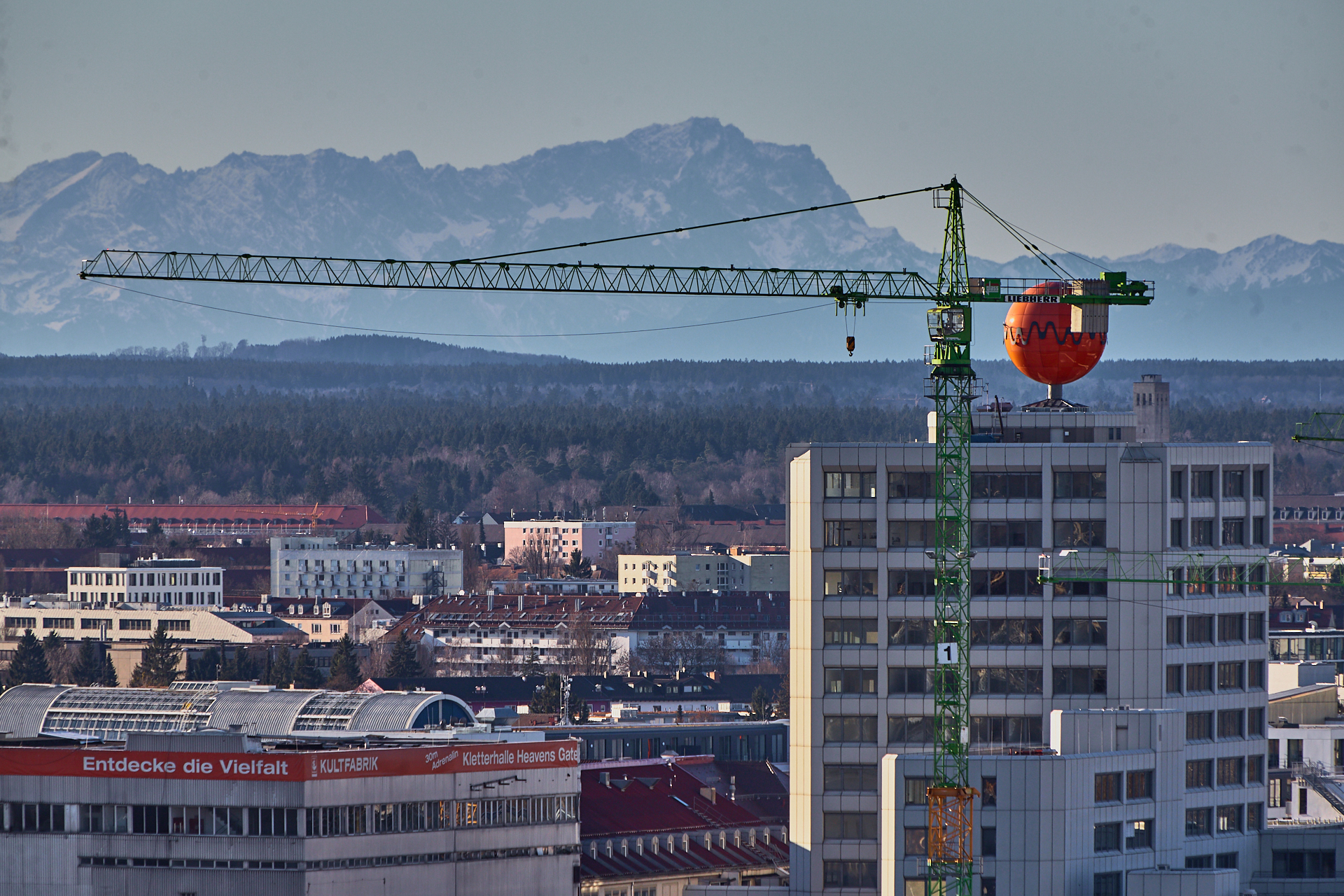 23.12.2014 - Blick auf das ATLAS-Hochhaus am Werksviertel