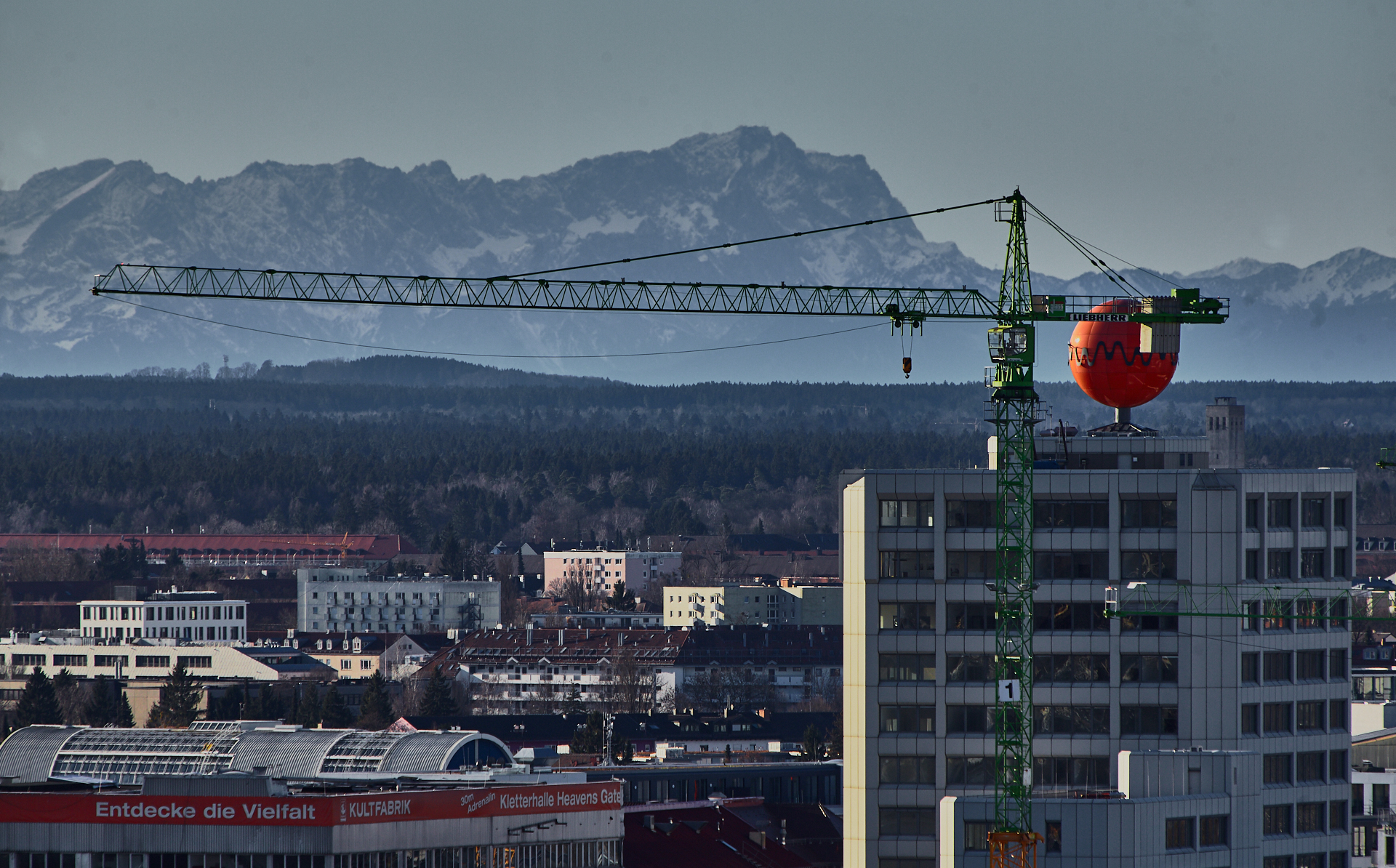 23.12.2014 - Blick auf das ATLAS-Hochhaus am Werksviertel