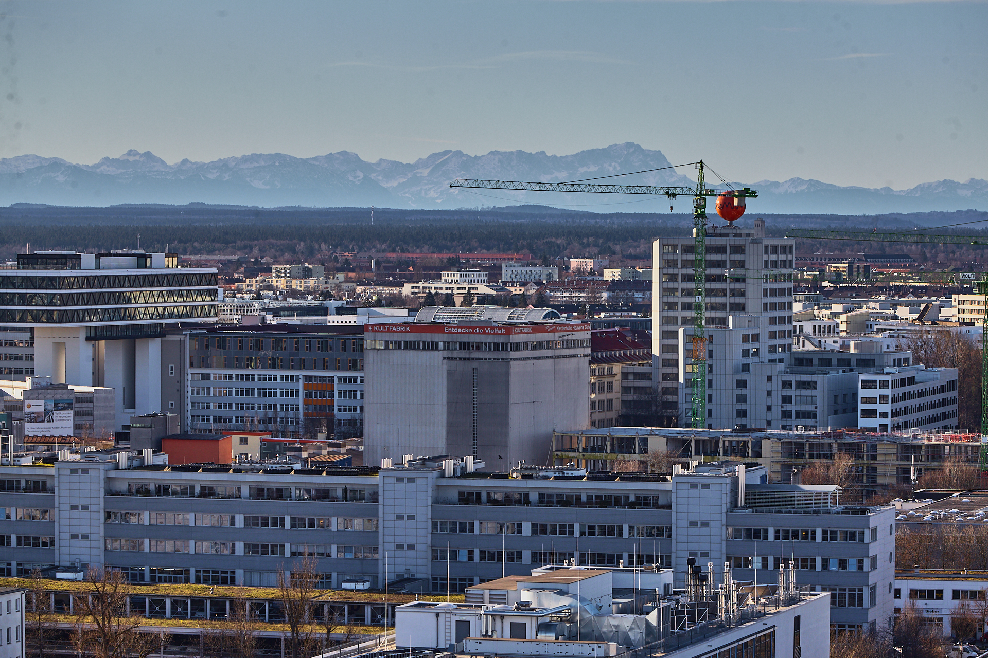 23.12.2014 - Blick auf das ATLAS-Hochhaus am Werksviertel
