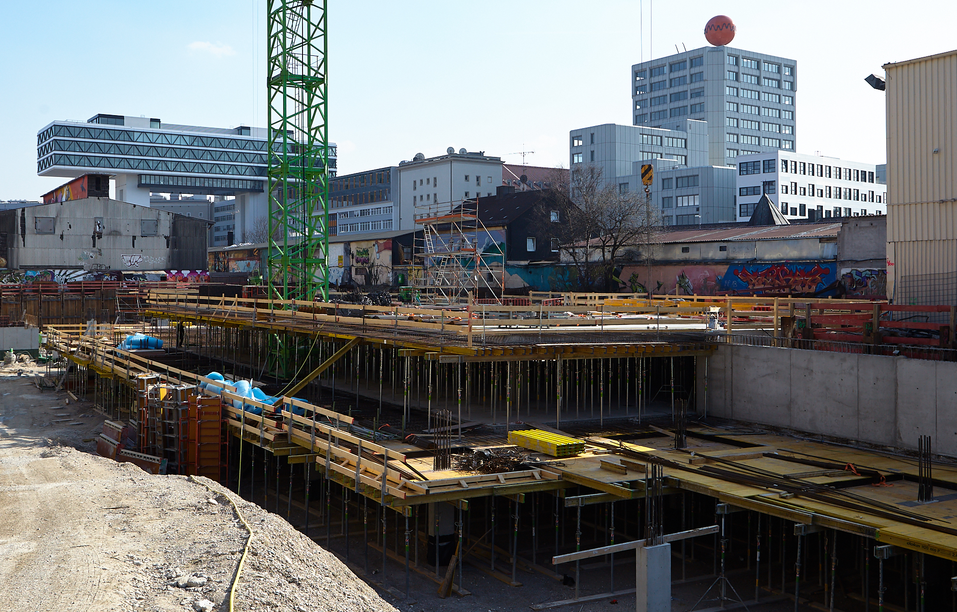 19.03.2015 - Im Kunstpark-Ost stehen viele Gebäude noch als Rohbau da.
