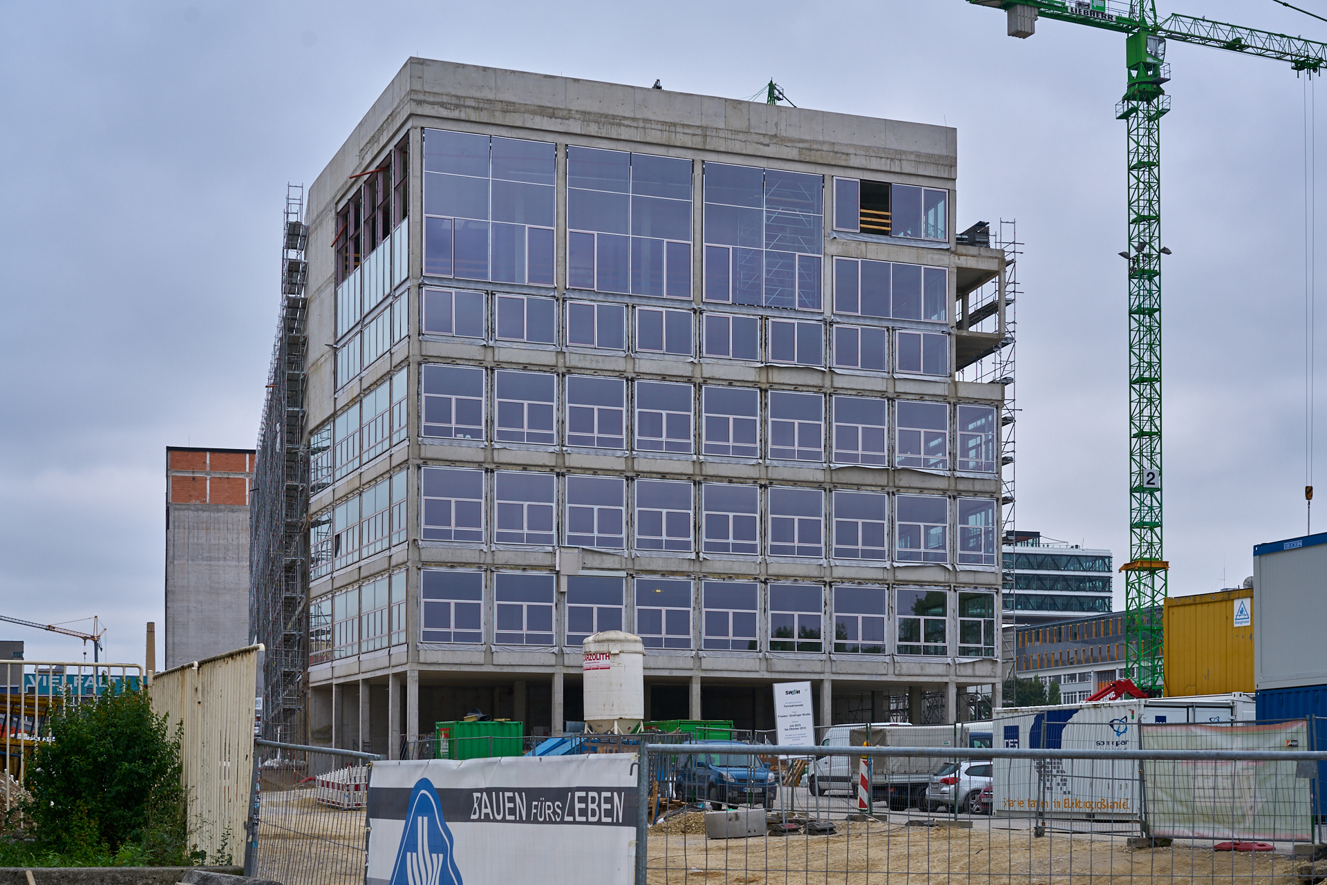 09.09.2015 - Das ATLAS-Gebäude hat noch seine alte Fassade. WERK 3 entsteht.