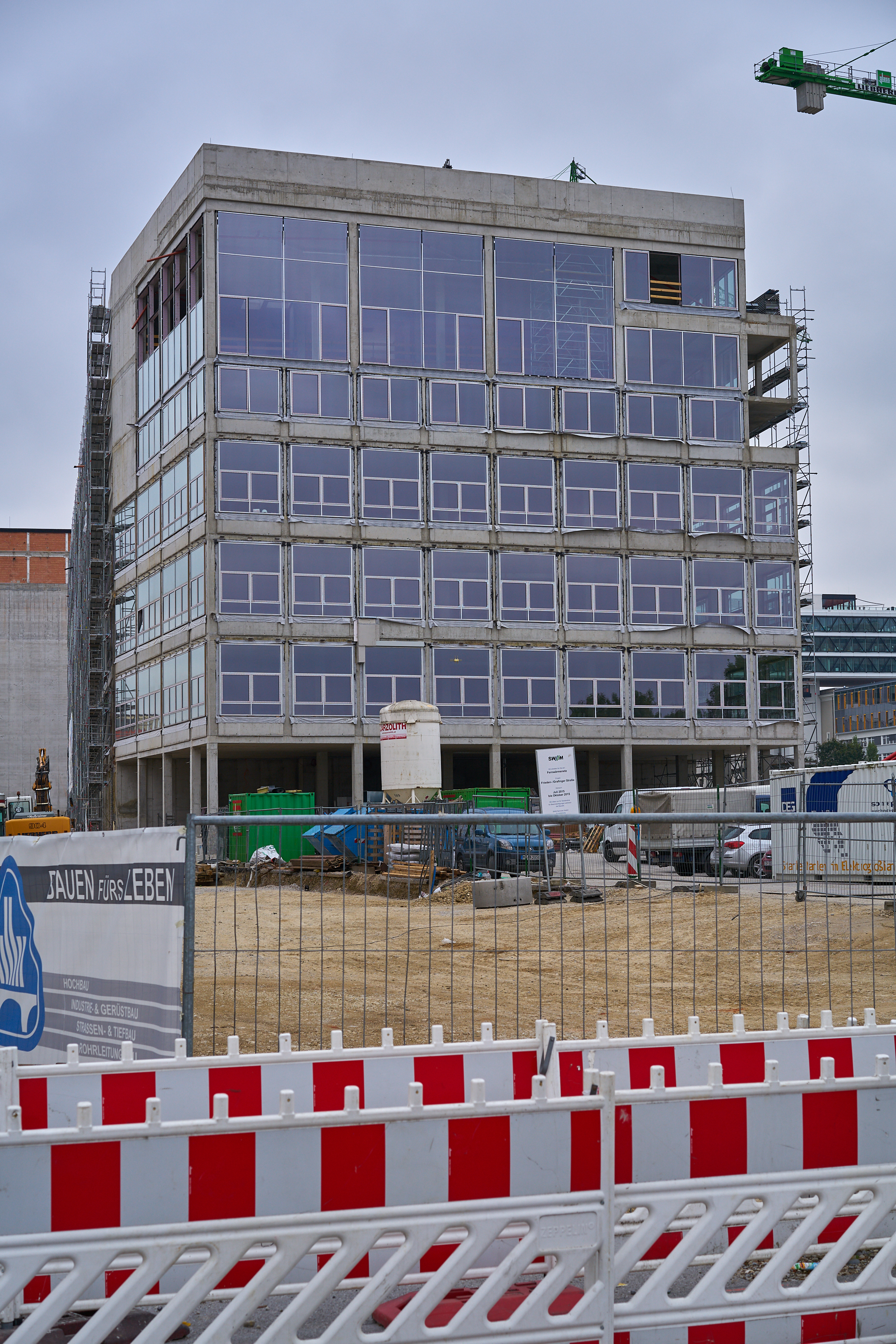 09.09.2015 - Das ATLAS-Gebäude hat noch seine alte Fassade. WERK 3 entsteht.