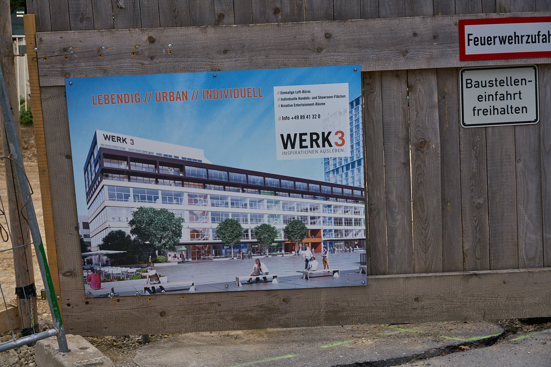 09.09.2015 - Das ATLAS-Gebäude hat noch seine alte Fassade. WERK 3 entsteht.