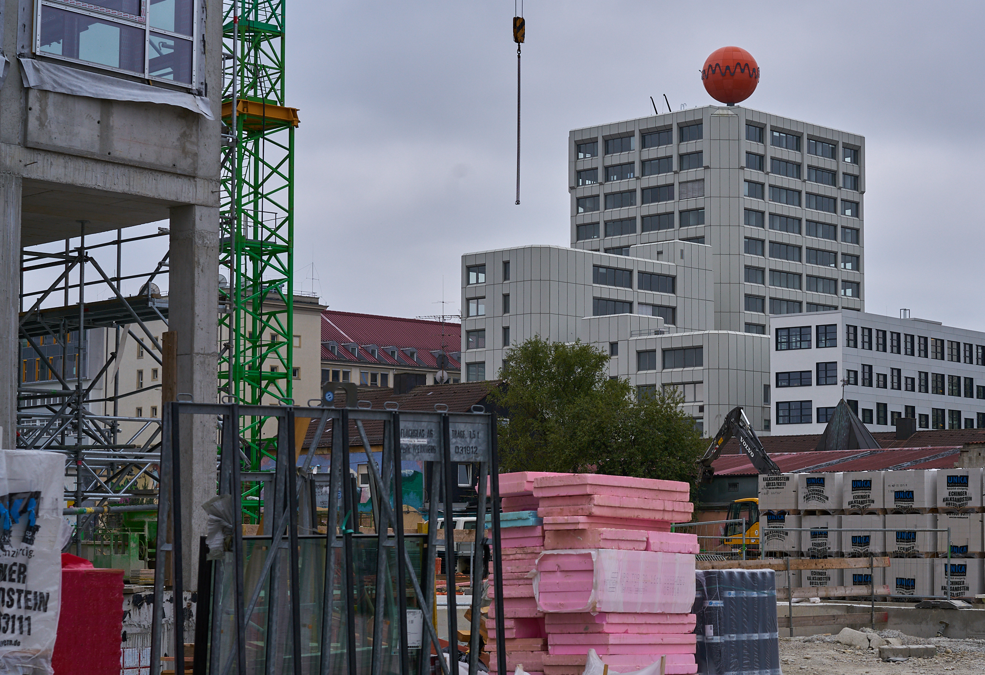 09.09.2015 - Das ATLAS-Gebäude hat noch seine alte Fassade. WERK 3 entsteht.