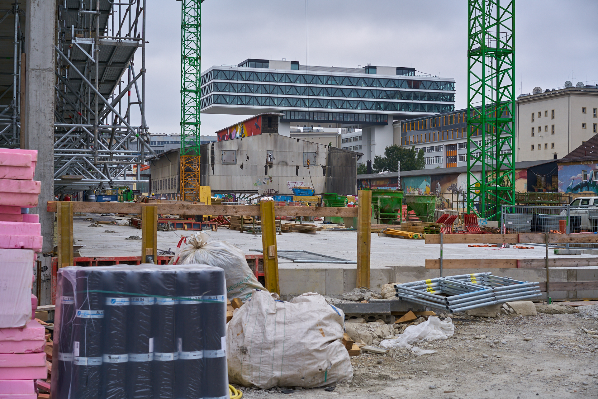 09.09.2015 - Das ATLAS-Gebäude hat noch seine alte Fassade. WERK 3 entsteht.