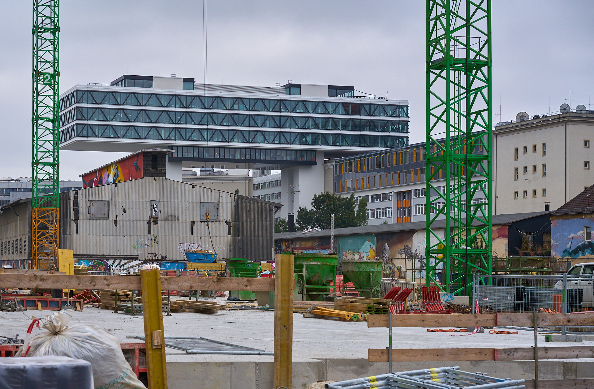 09.09.2015 - Das ATLAS-Gebäude hat noch seine alte Fassade. WERK 3 entsteht.