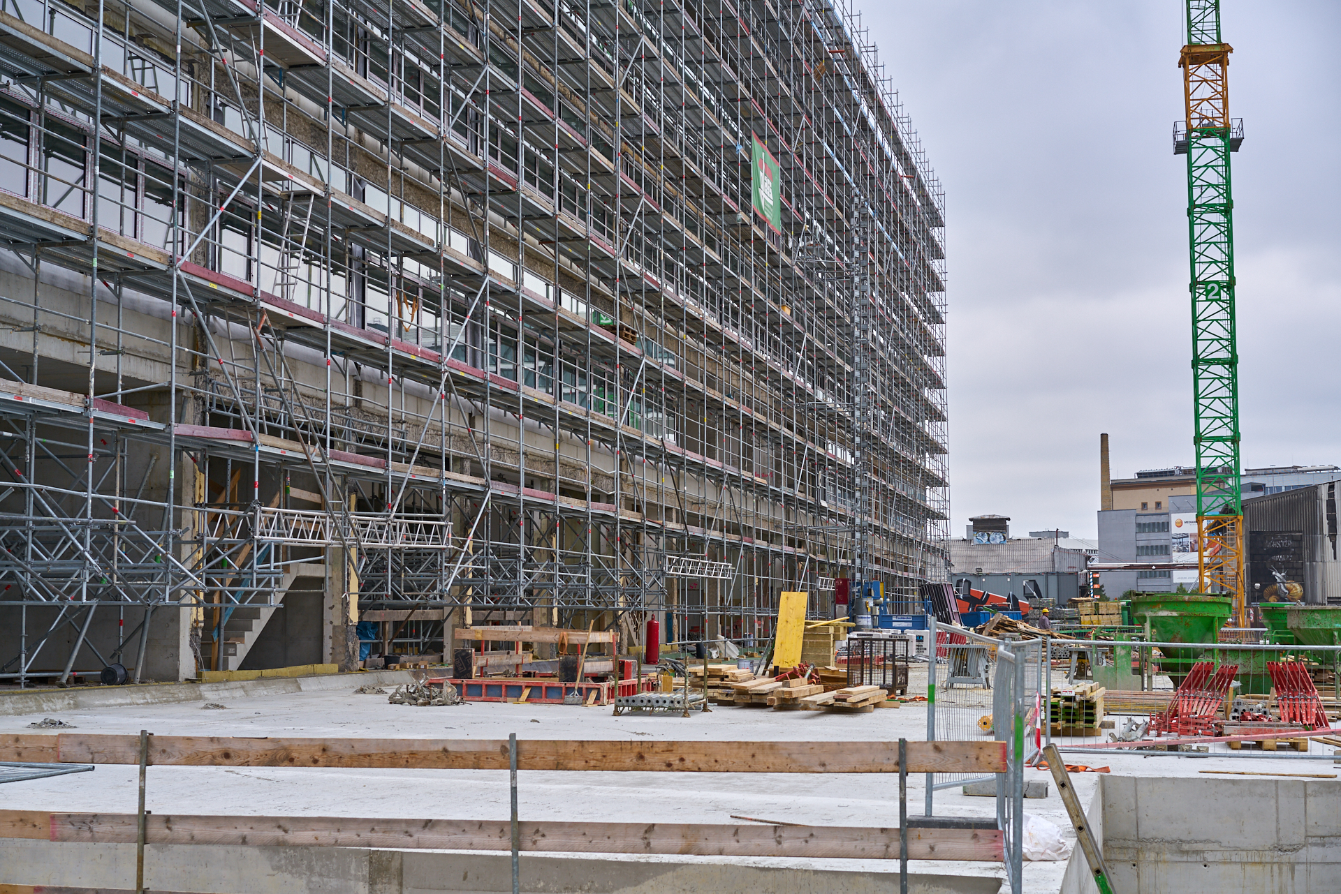 09.09.2015 - Das ATLAS-Gebäude hat noch seine alte Fassade. WERK 3 entsteht.