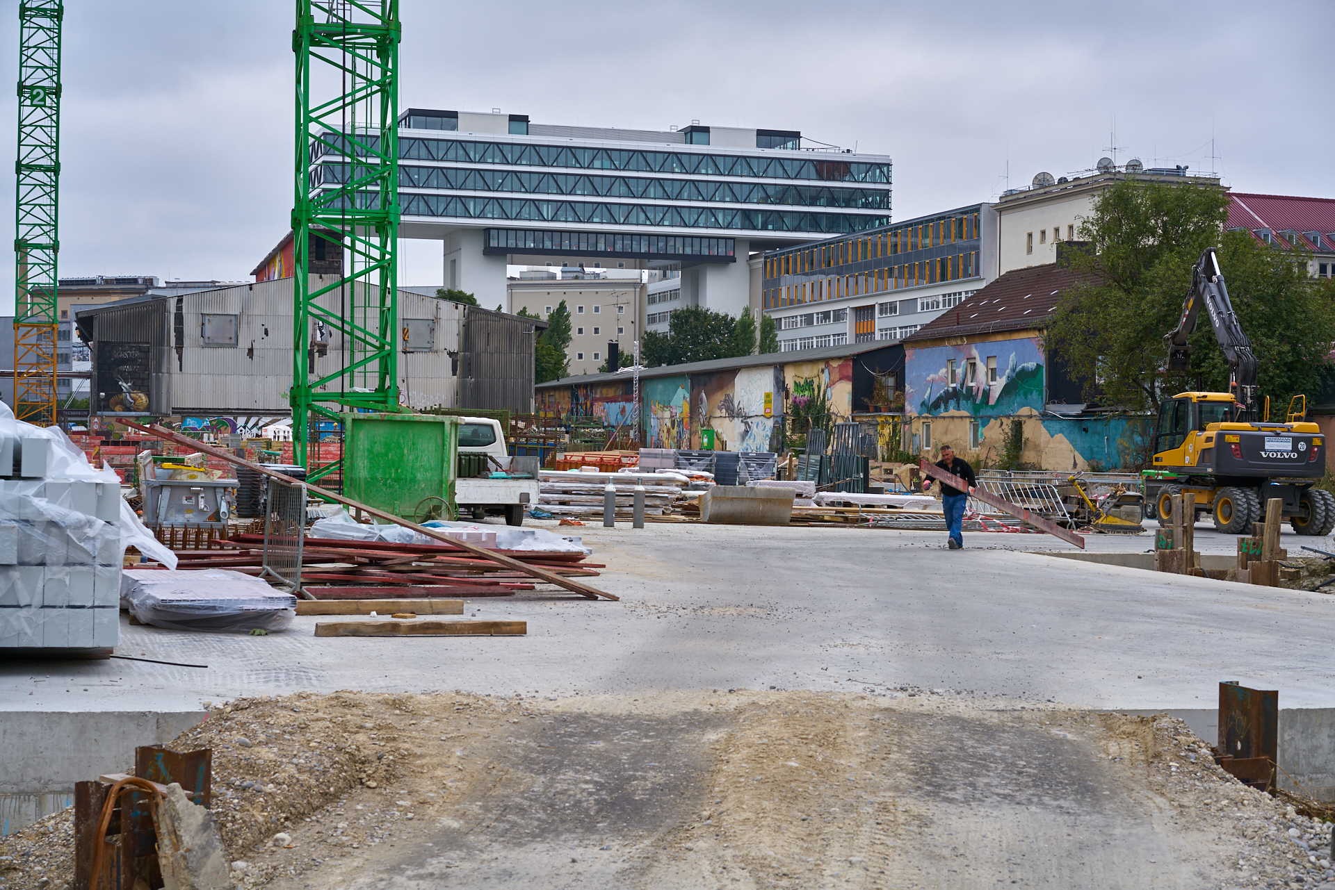 09.09.2015 - Das ATLAS-Gebäude hat noch seine alte Fassade. WERK 3 entsteht.
