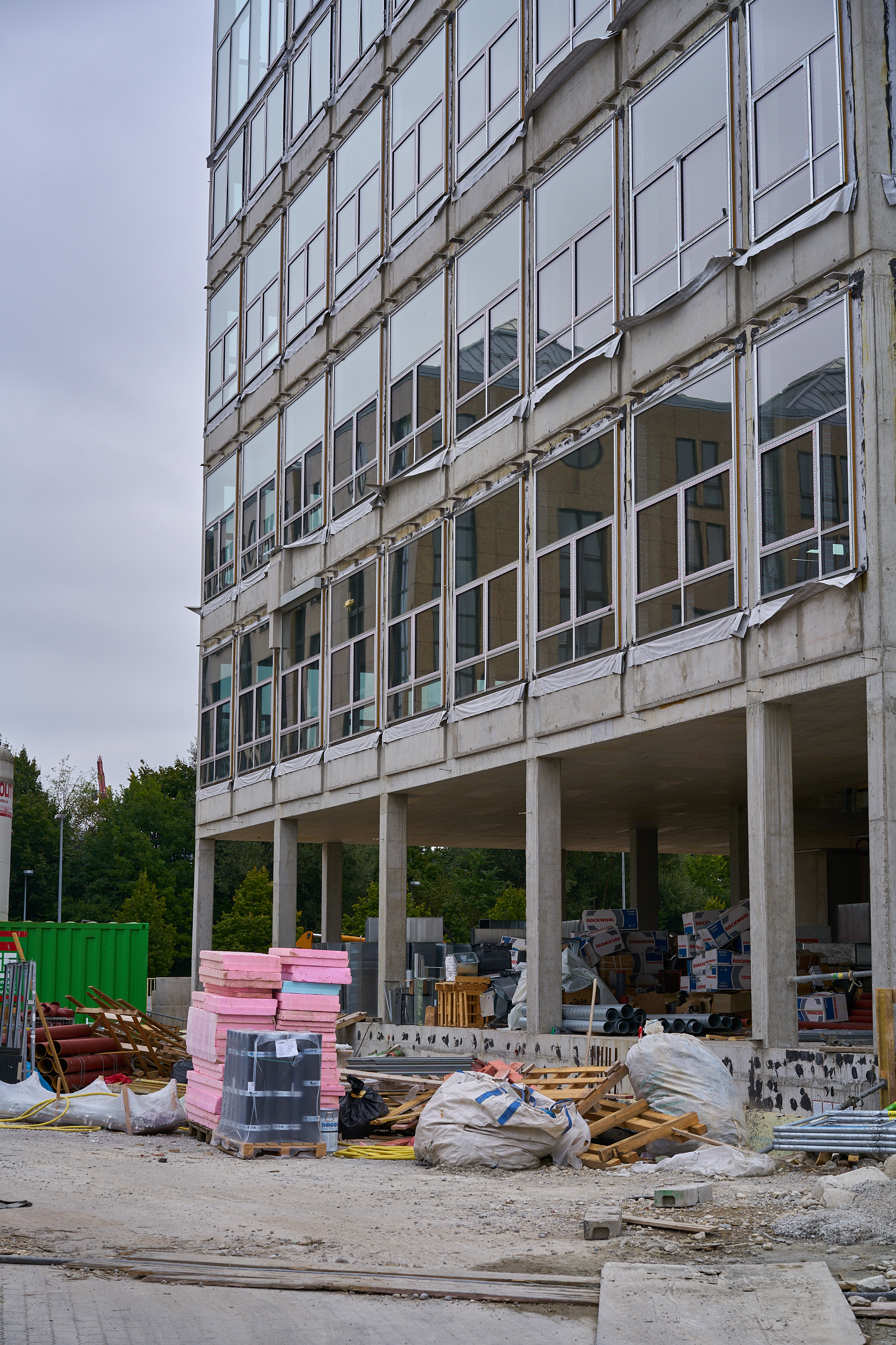 09.09.2015 - Das ATLAS-Gebäude hat noch seine alte Fassade. WERK 3 entsteht.